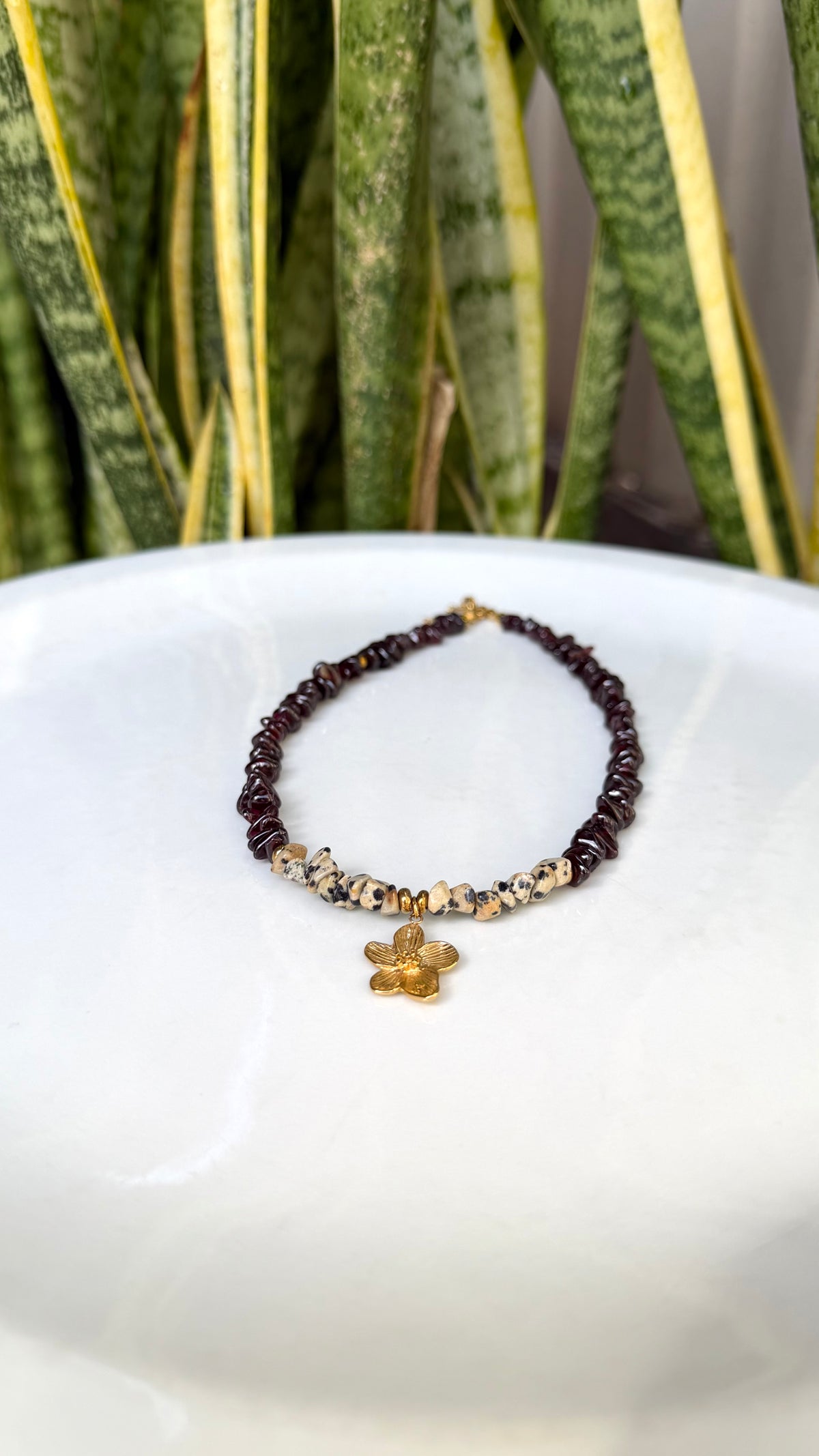 Collier Grenat & Jaspe Dalmatien – Mini Fleur