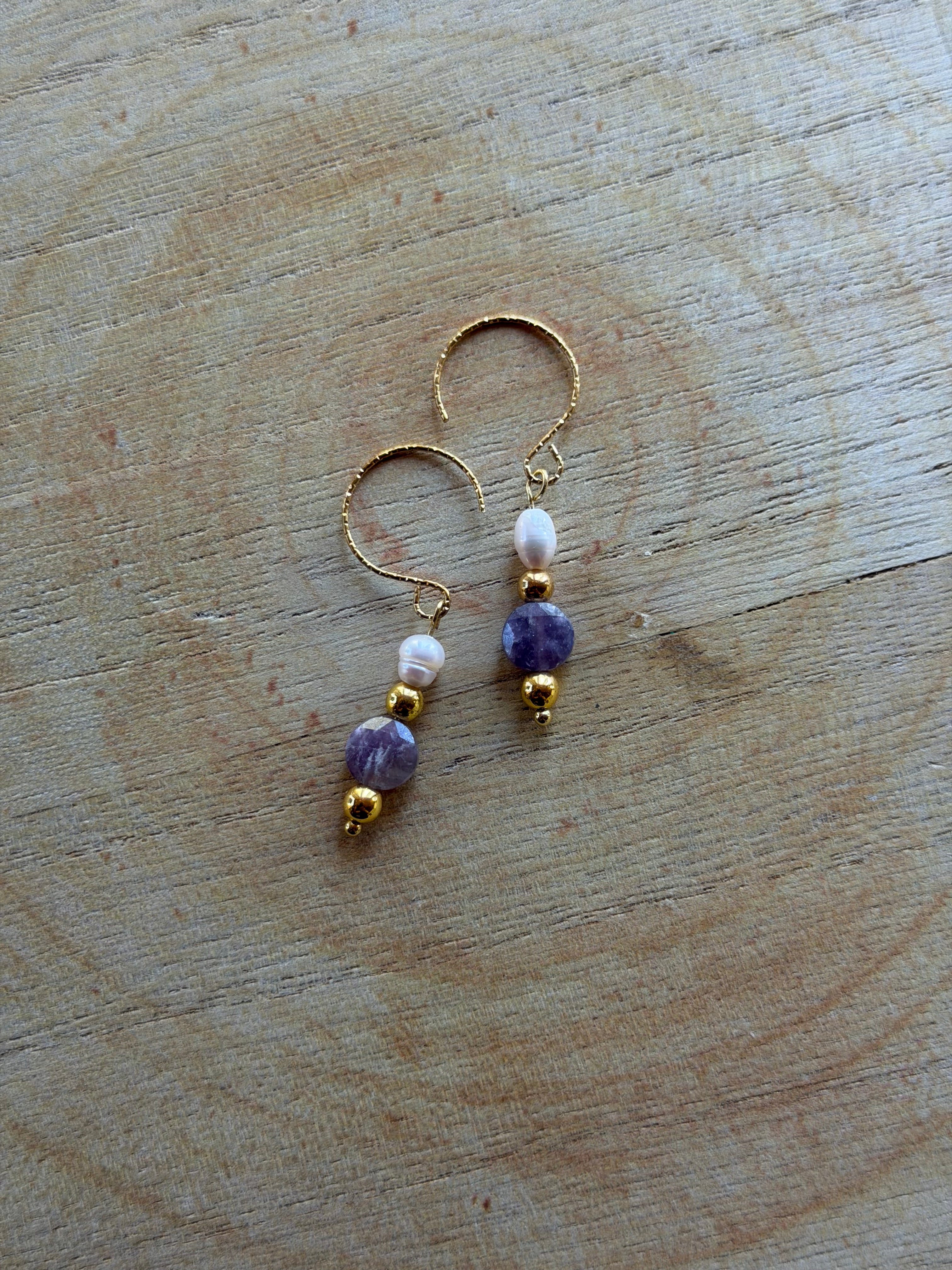Boucles d’oreilles Tourmaline Fleur de Prunier, Hématite Dorée & Perle d’Eau Douce