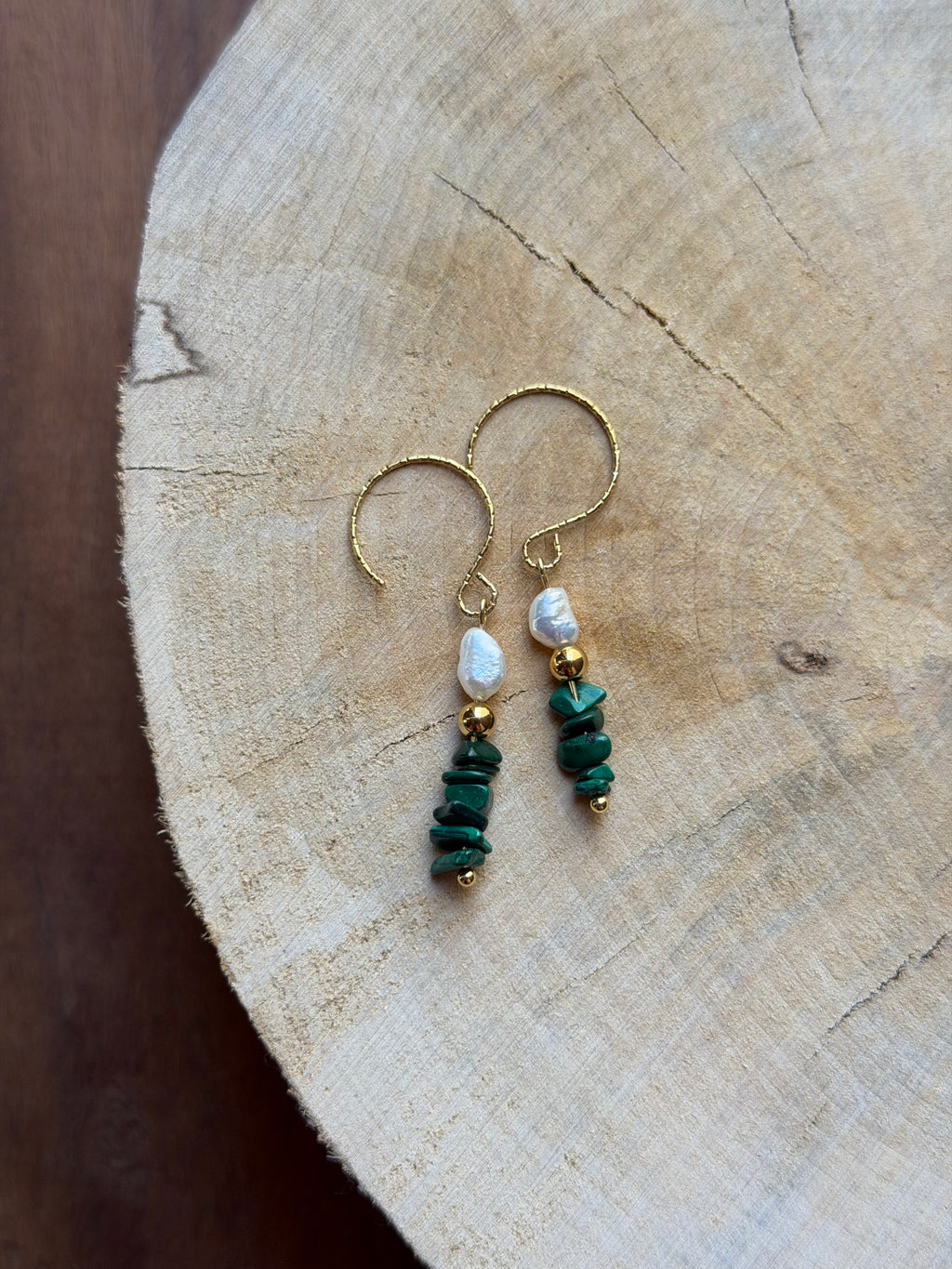 Boucles d’Oreilles Malachite, Perle d’Eau Douce & Hématite Dorée