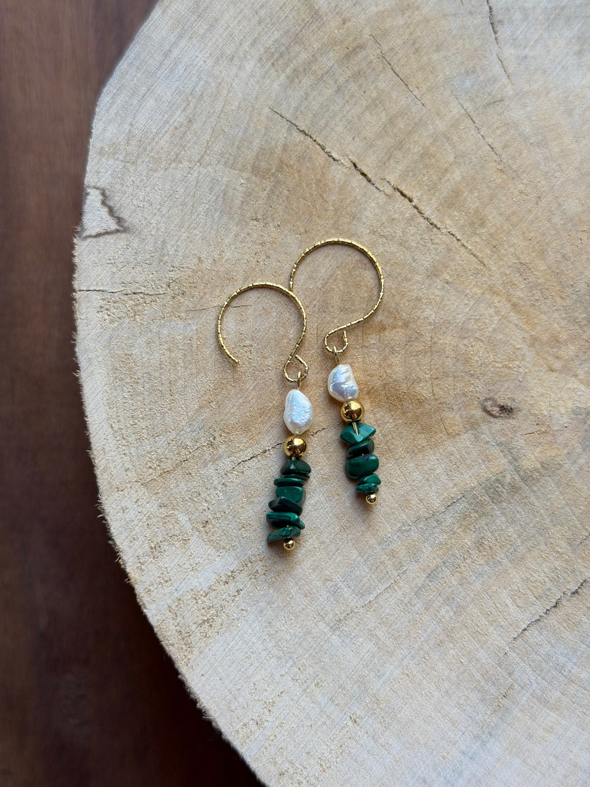 Boucles d’Oreilles Malachite, Perle d’Eau Douce & Hématite Dorée