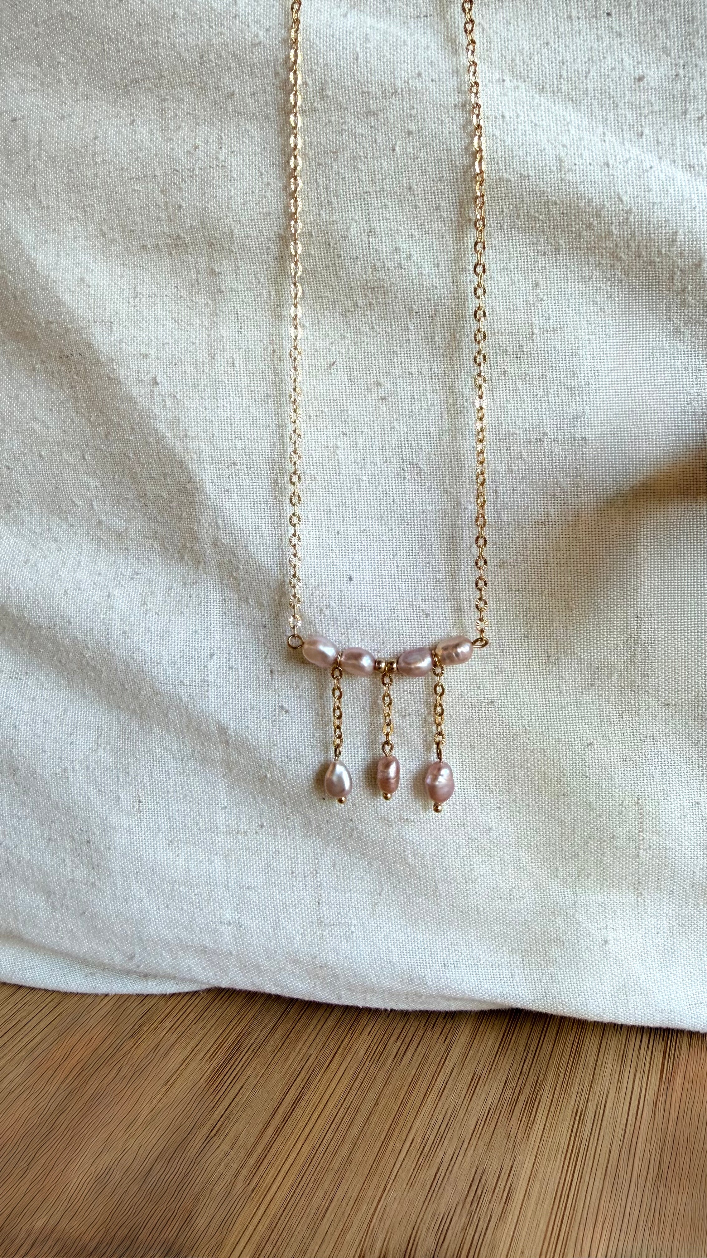 Collier Riviera chic avec perles d’eau douce rosées et perles pendantes dorées – Rosalia