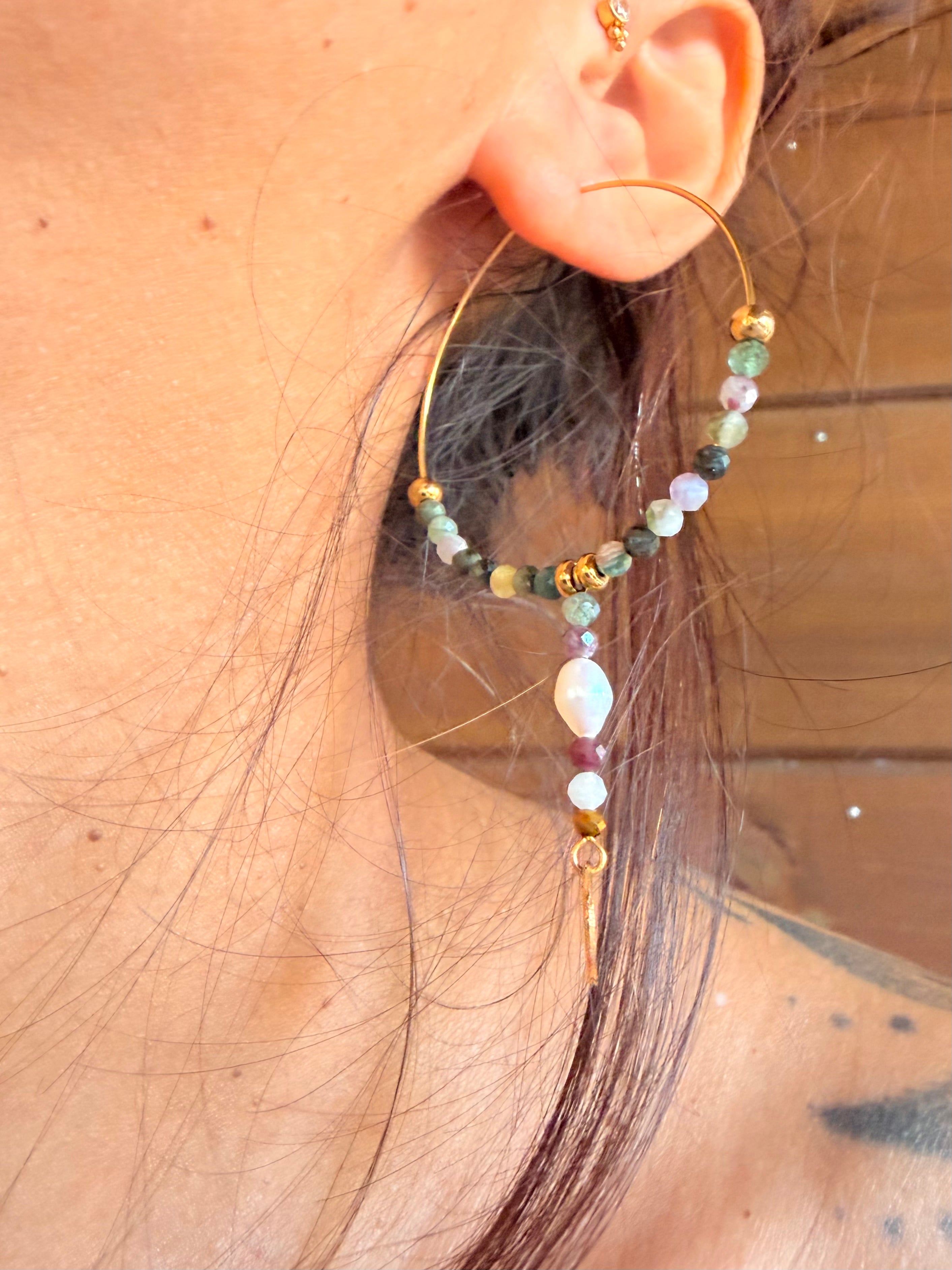 Boucles d’oreilles Maïa – Tourmaline multicolore, perle d’eau douce et acier inoxydable