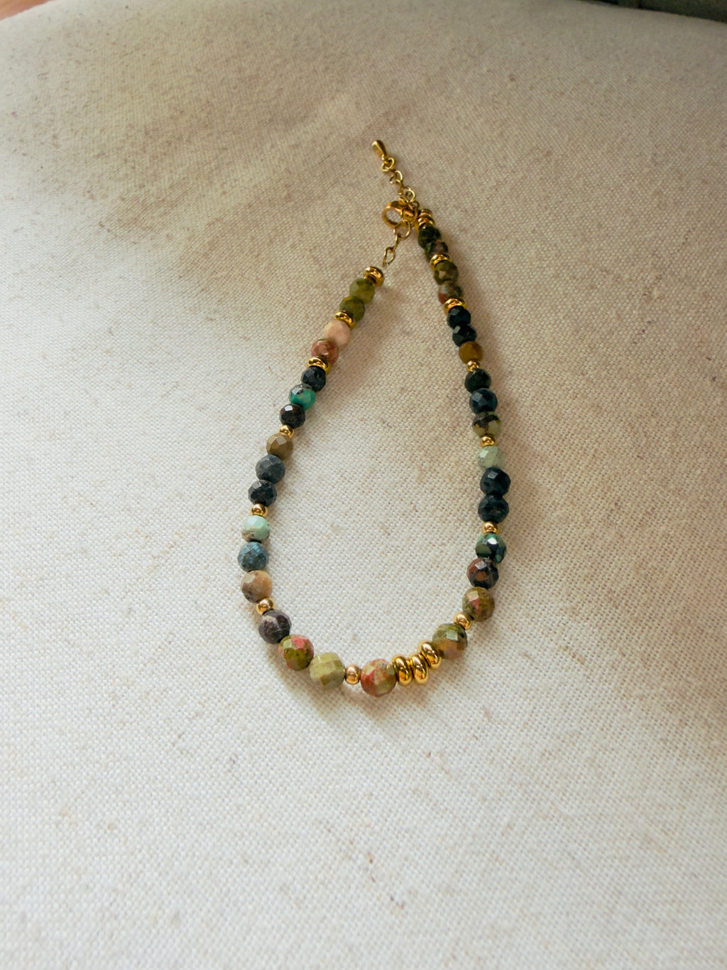 Bracelet en pierres naturelles turquoise africaine et unakite – Élina