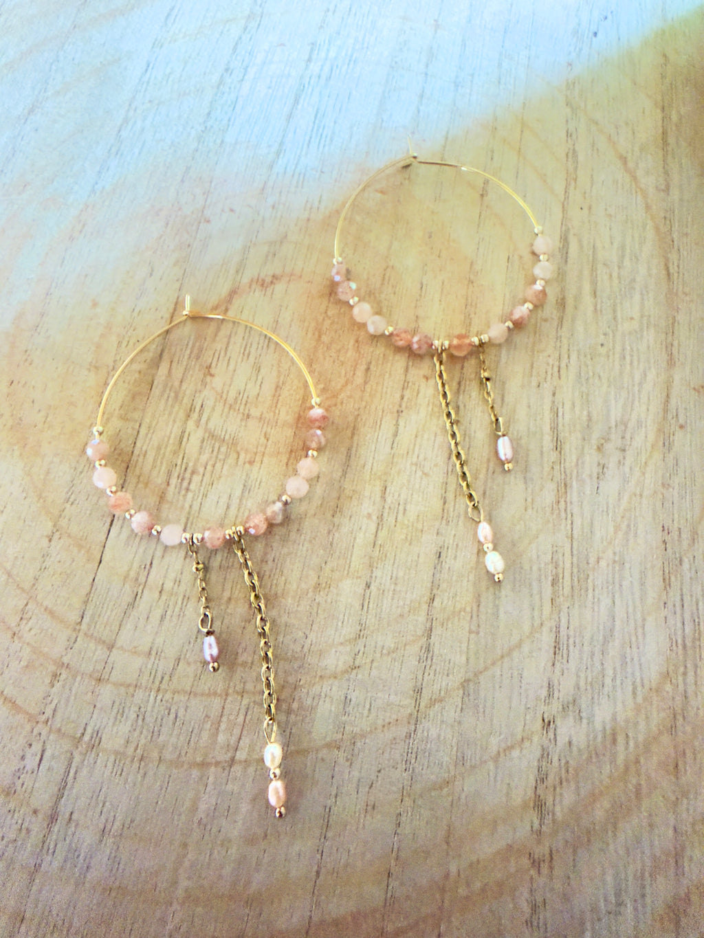 Boucles d’oreilles Solia – Pierre du soleil, pierre de lune orange et perles d’eau douce