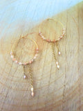 Boucles d’oreilles Solia – Pierre du soleil, pierre de lune orange et perles d’eau douce