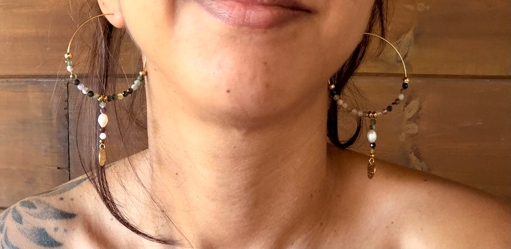 Boucles d’oreilles Maïa – Tourmaline multicolore, perle d’eau douce et acier inoxydable