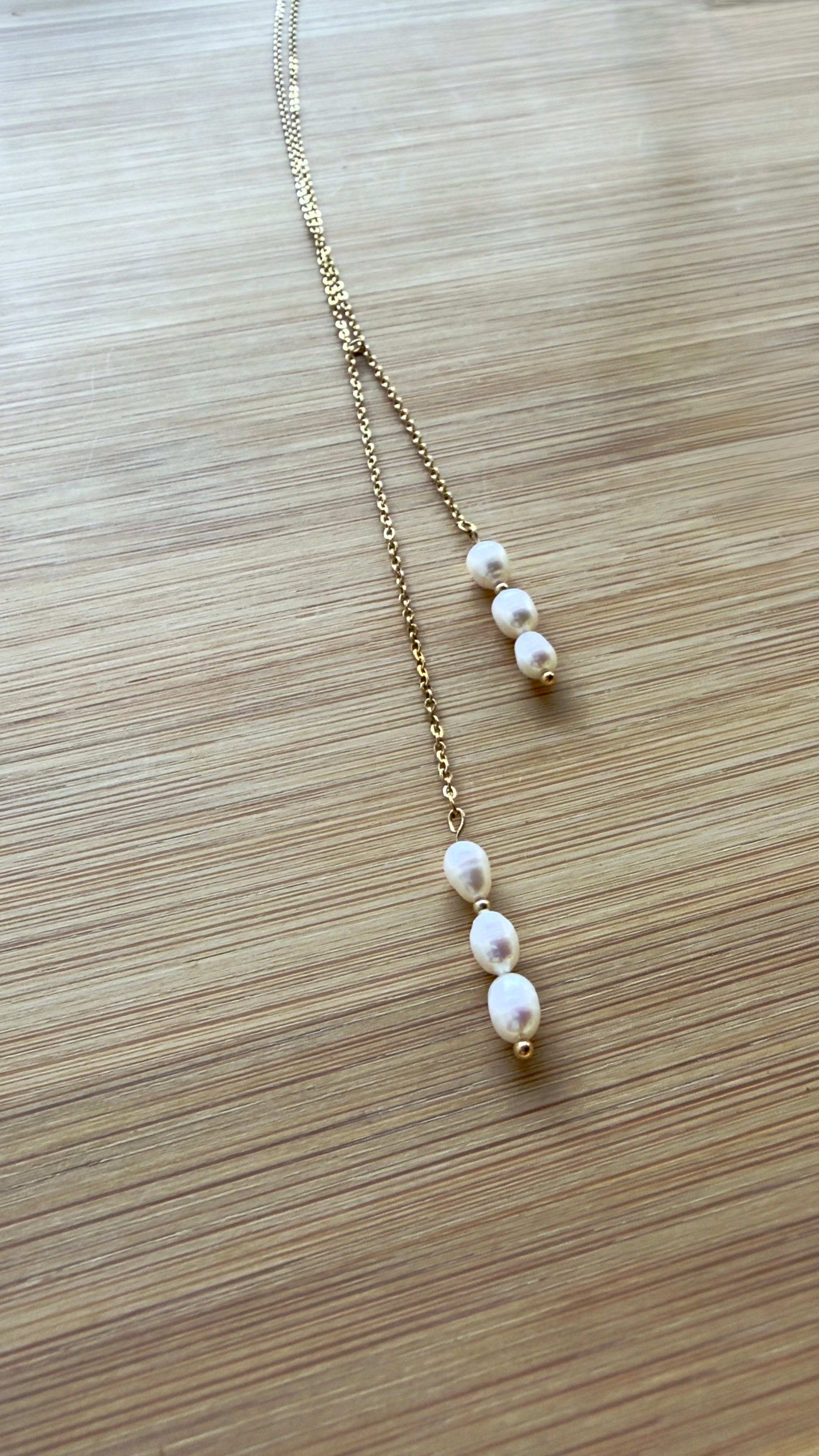 Collier Riviera long en perles d’eau douce et perles dorées en acier inoxydable – Amélia