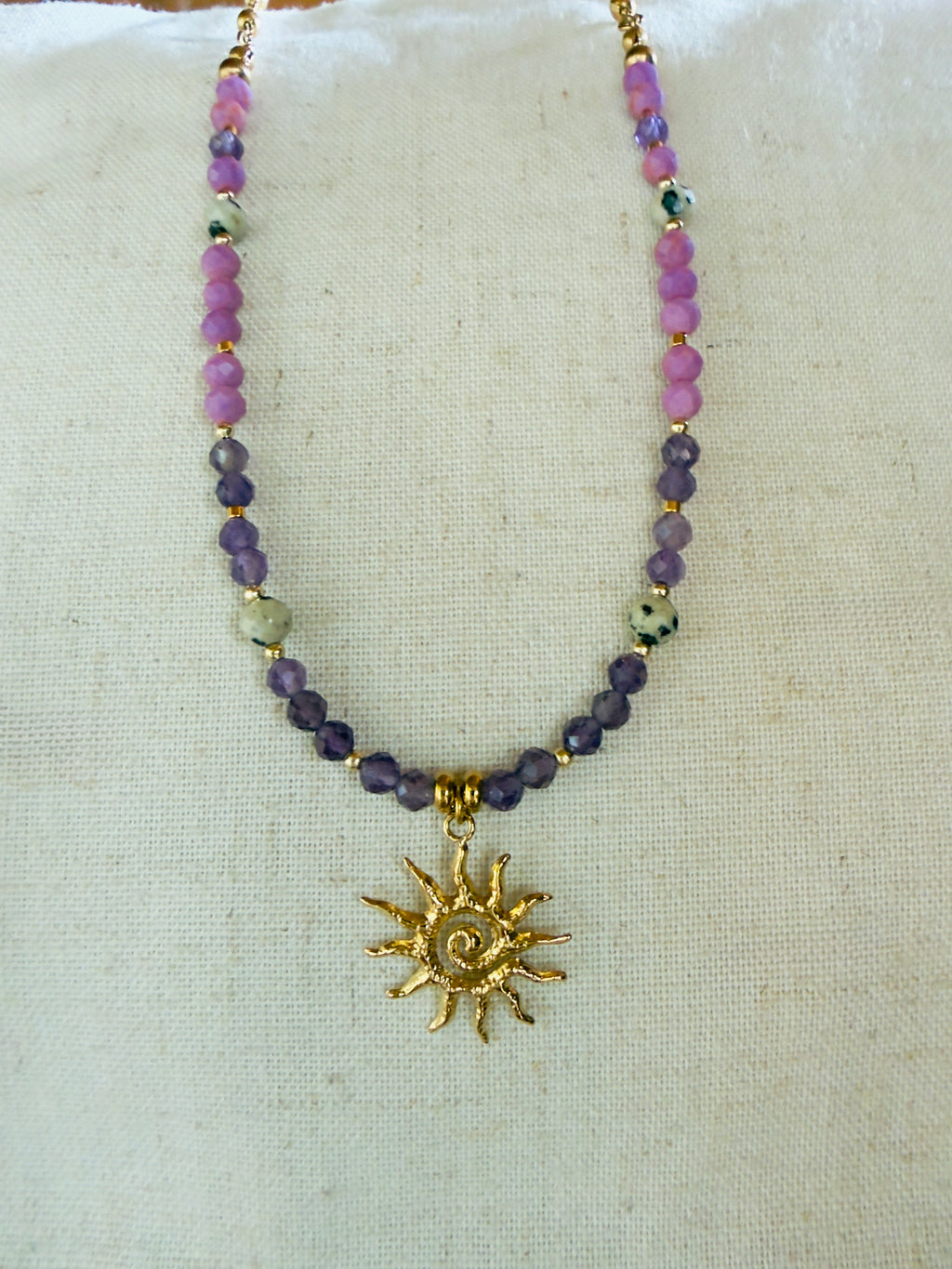 Collier Aura Solaire – Améthyste, phosphosidérite et jaspe dalmatien