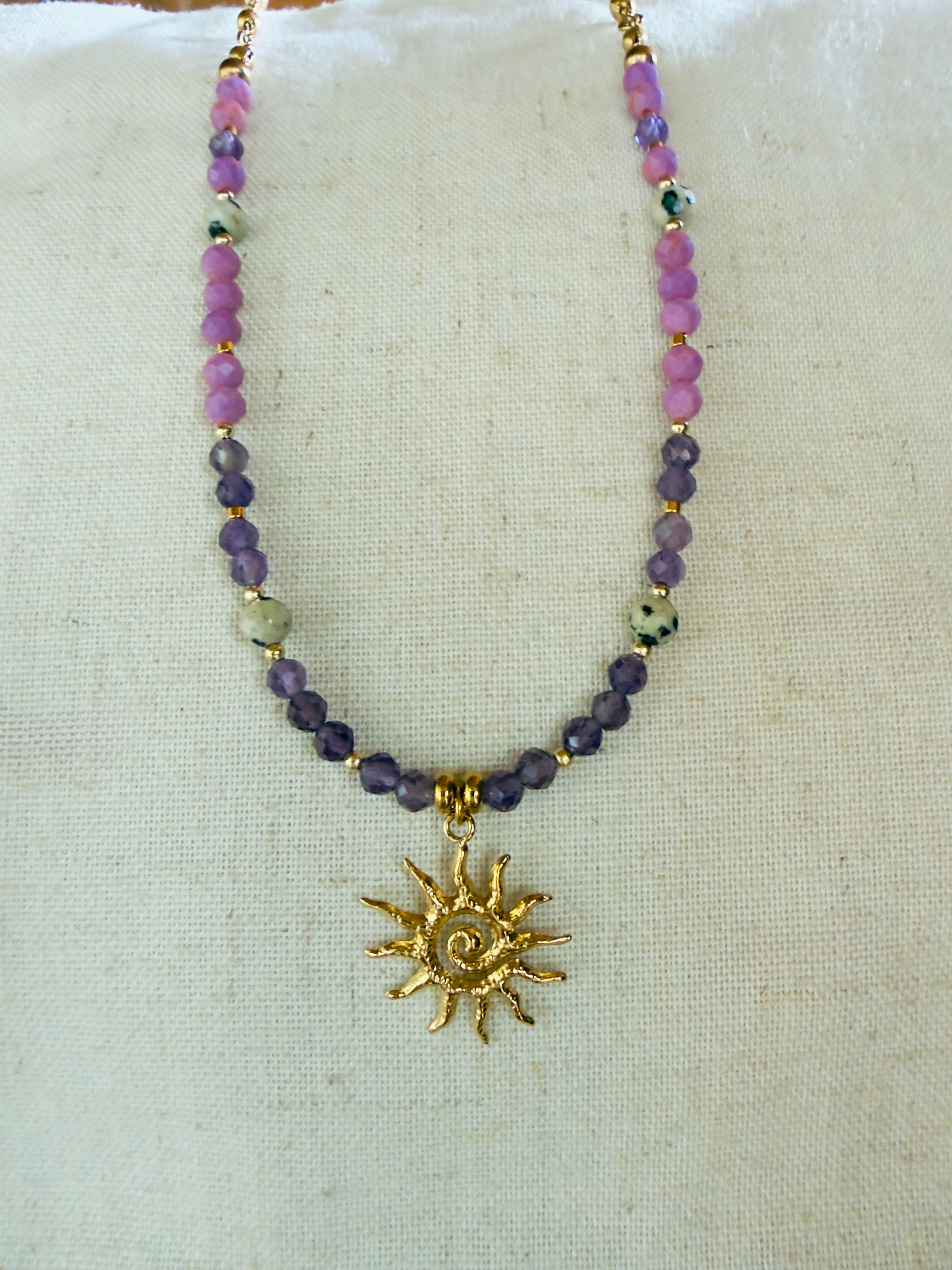 Collier Aura Solaire – Améthyste, phosphosidérite et jaspe dalmatien
