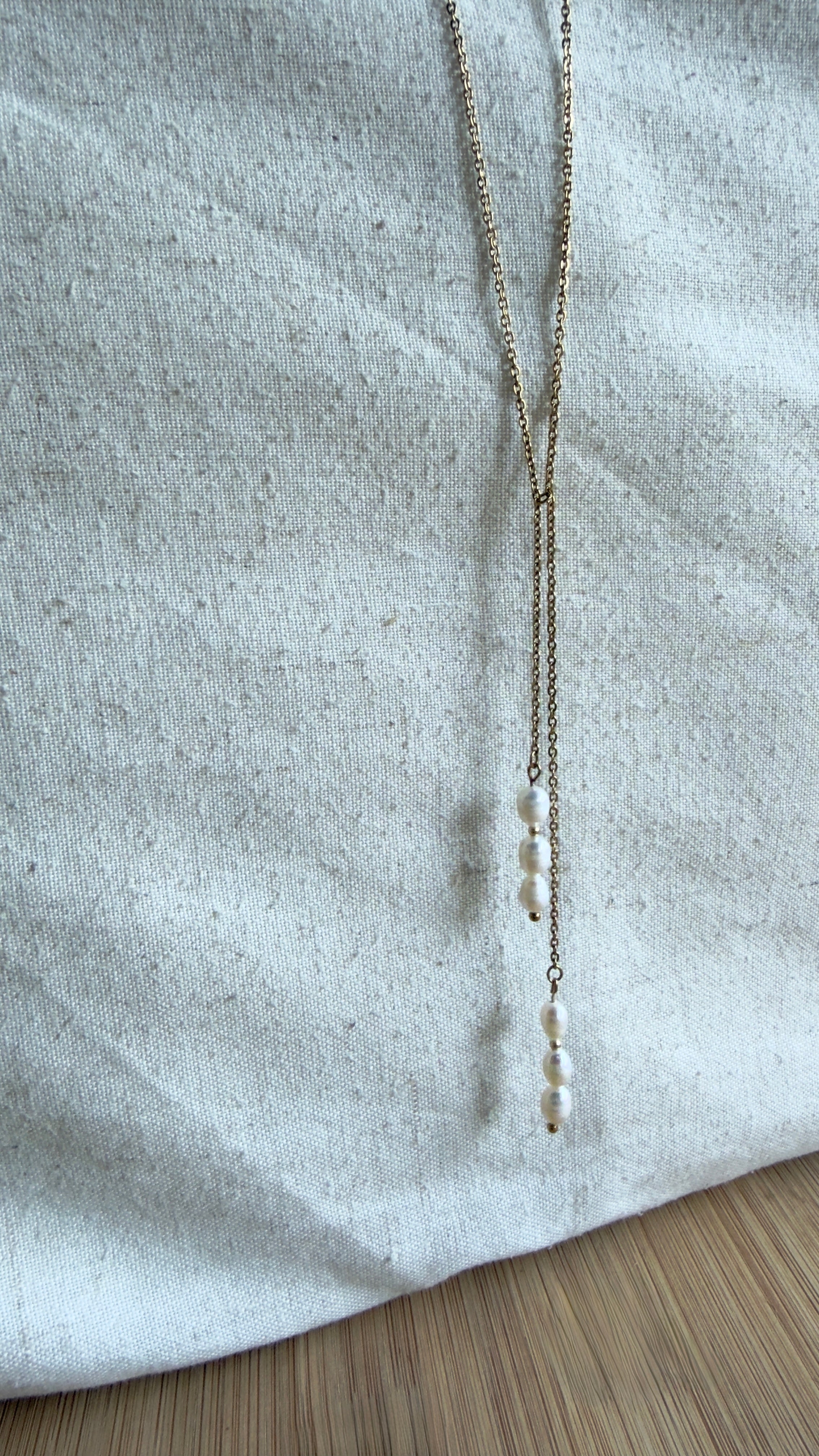 Collier Riviera long en perles d’eau douce et perles dorées en acier inoxydable – Amélia