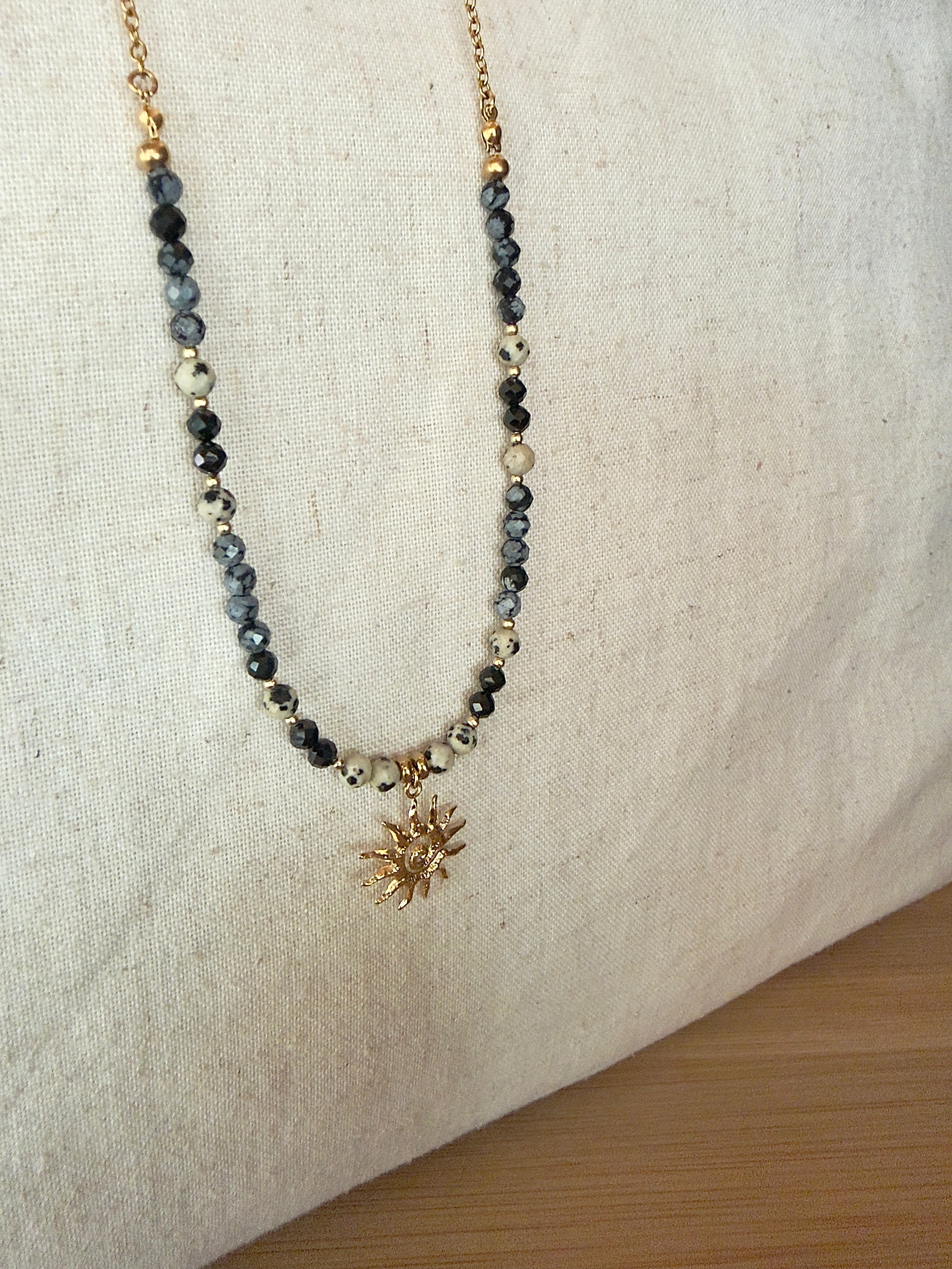 Collier Éclat Solaire – Obsidienne neige, jaspe dalmatien et spinelle noire