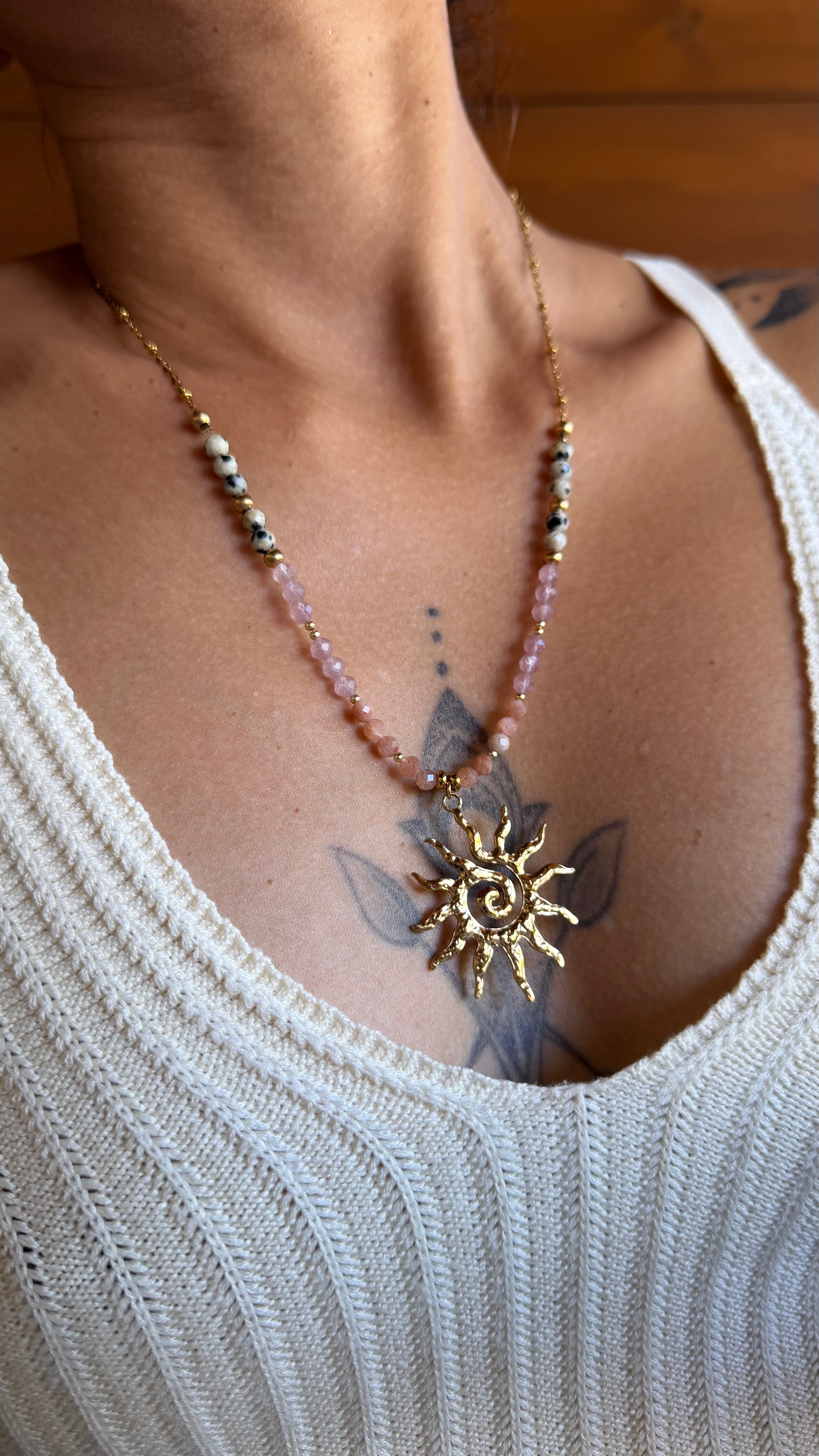 ✨ Collier Solaire Pierre du Soleil, Quartz Fraise & Jaspe Dalmatien – Acier Inoxydable