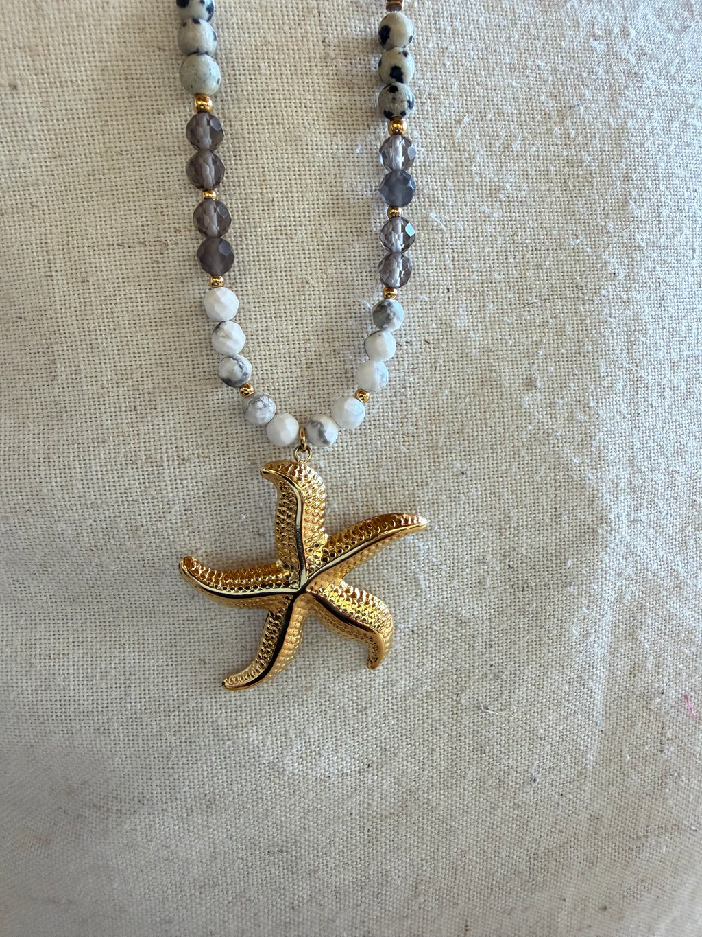 ✨ Collier Stella Marina – Jaspe Dalmatien, Howlite & Quartz Fumé