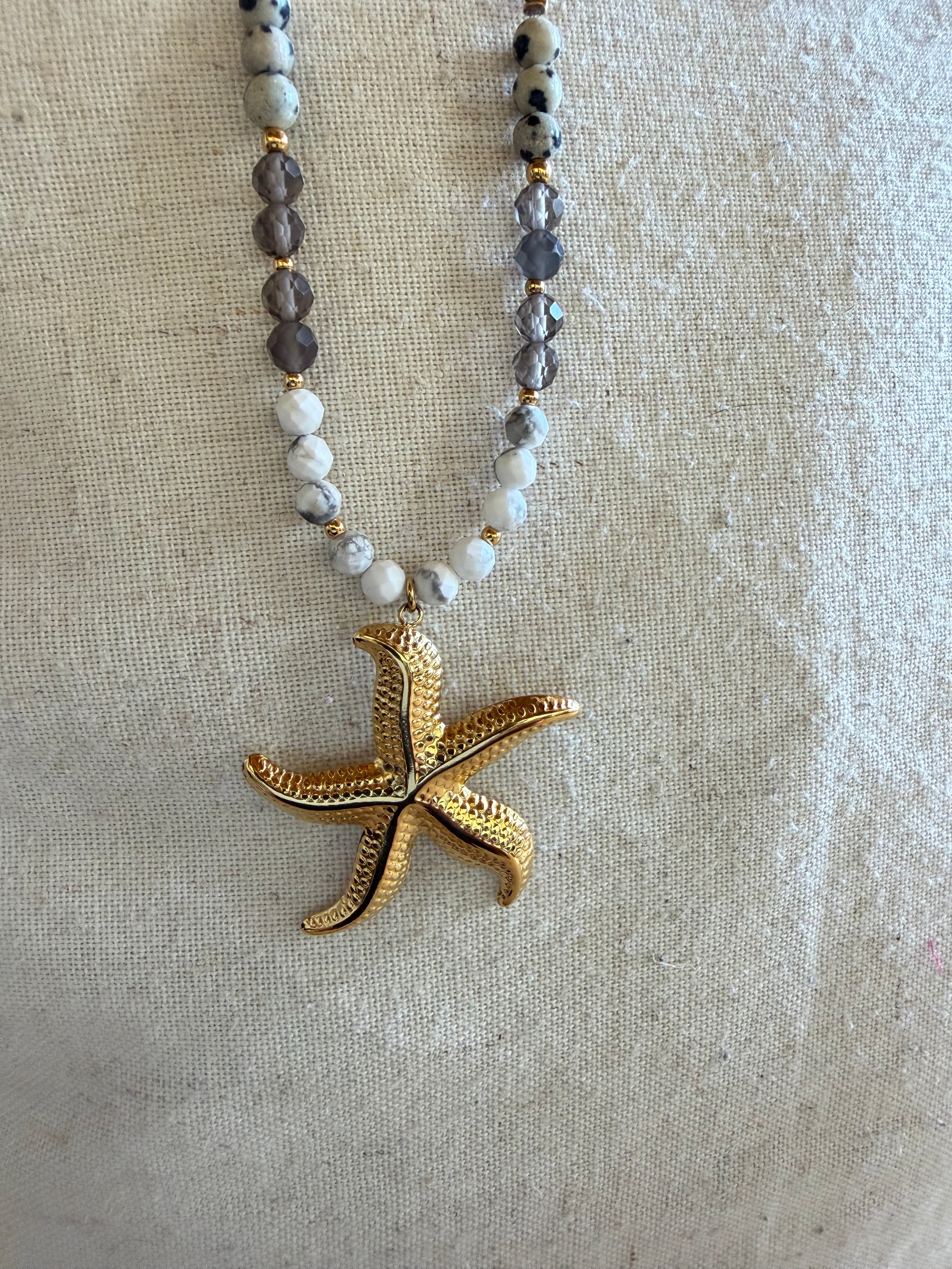 ✨ Collier Stella Marina – Jaspe Dalmatien, Howlite & Quartz Fumé