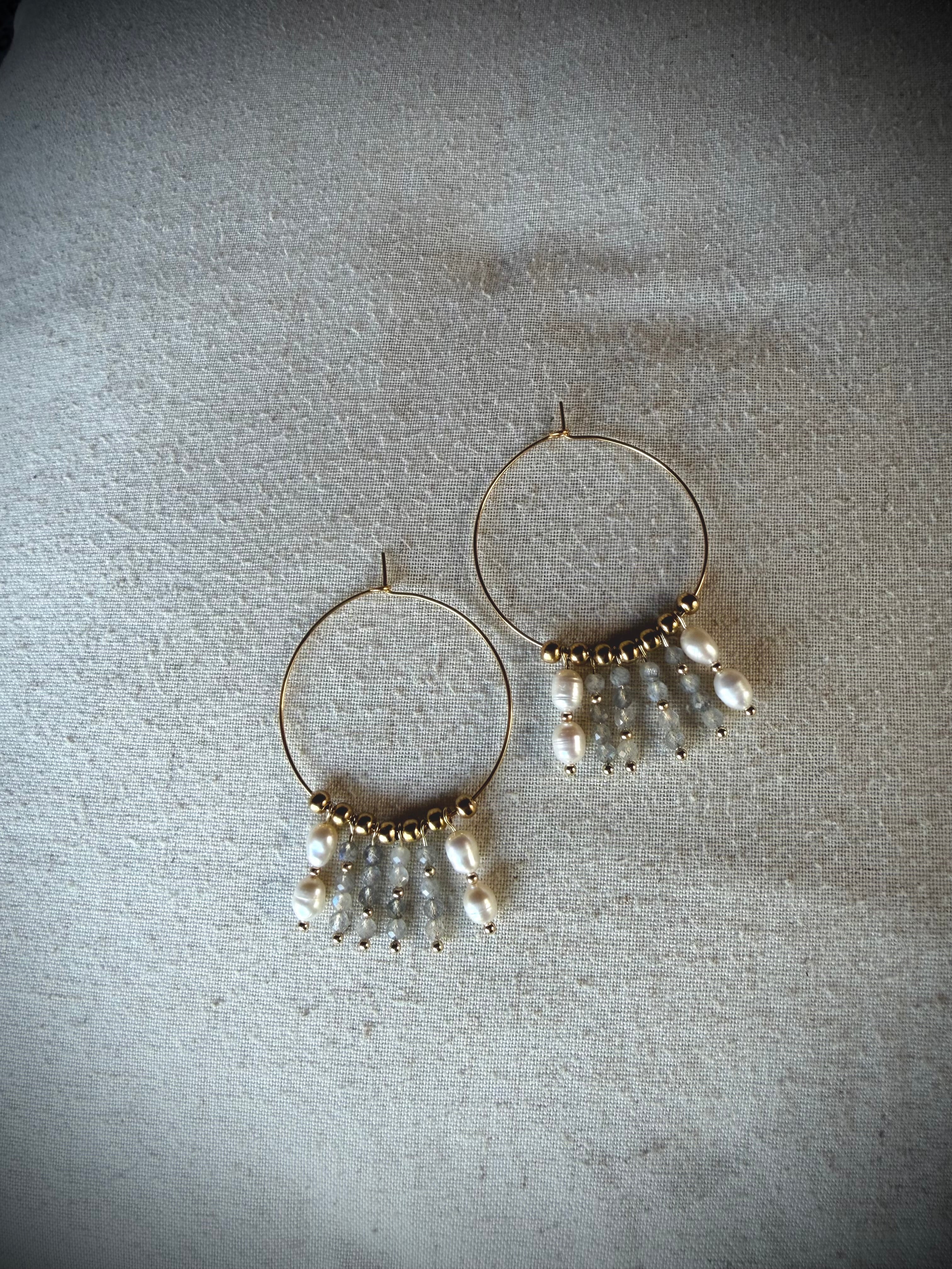 Boucles d’oreilles Lina – Perle d’eau douce et labradorite