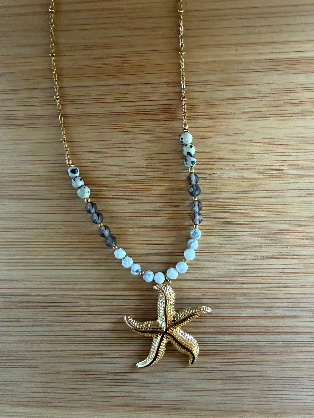 ✨ Collier Stella Marina – Jaspe Dalmatien, Howlite & Quartz Fumé