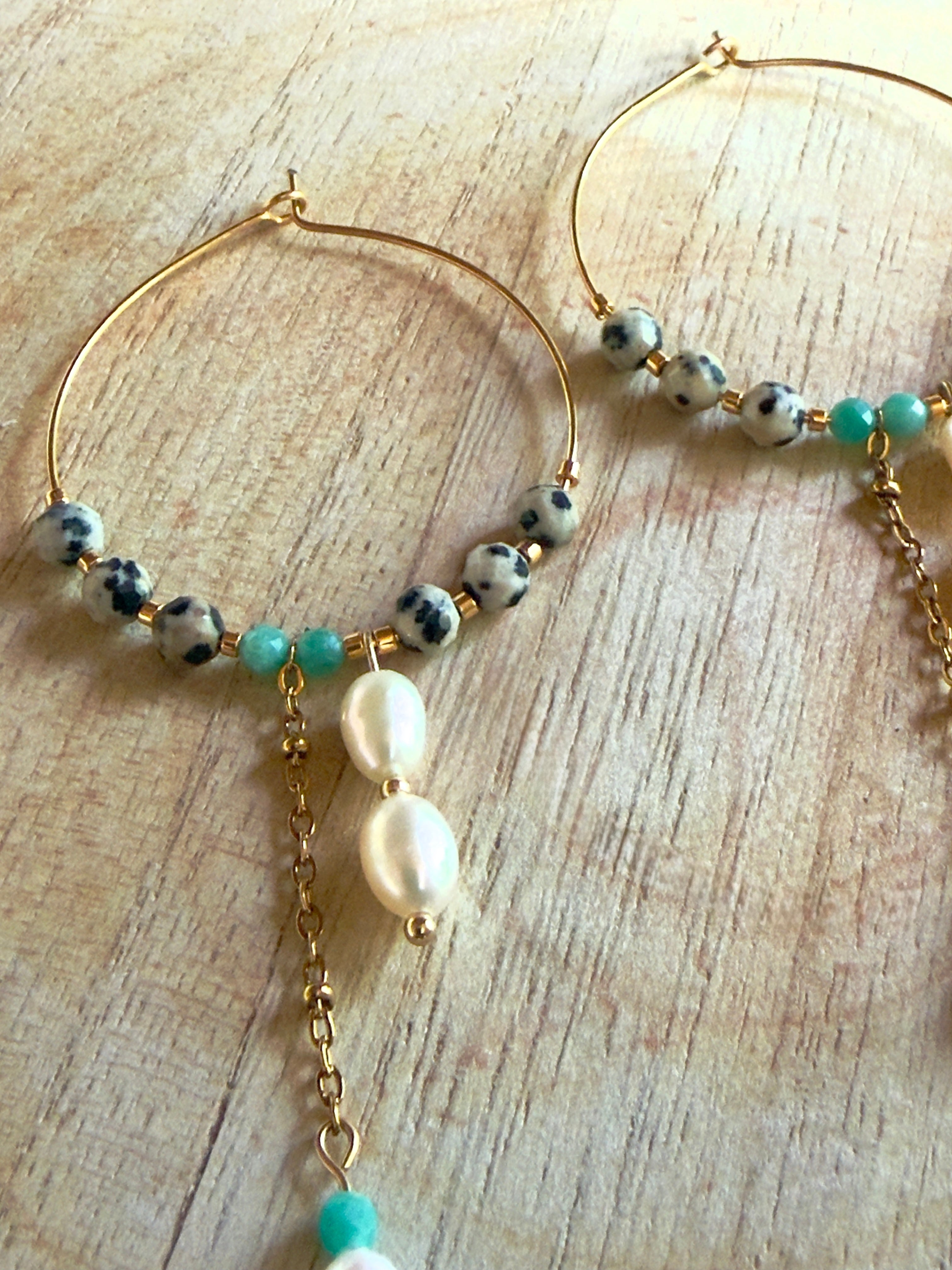 Boucles d’oreilles Naé – Amazonite, jaspe dalmatien et perles d’eau douce