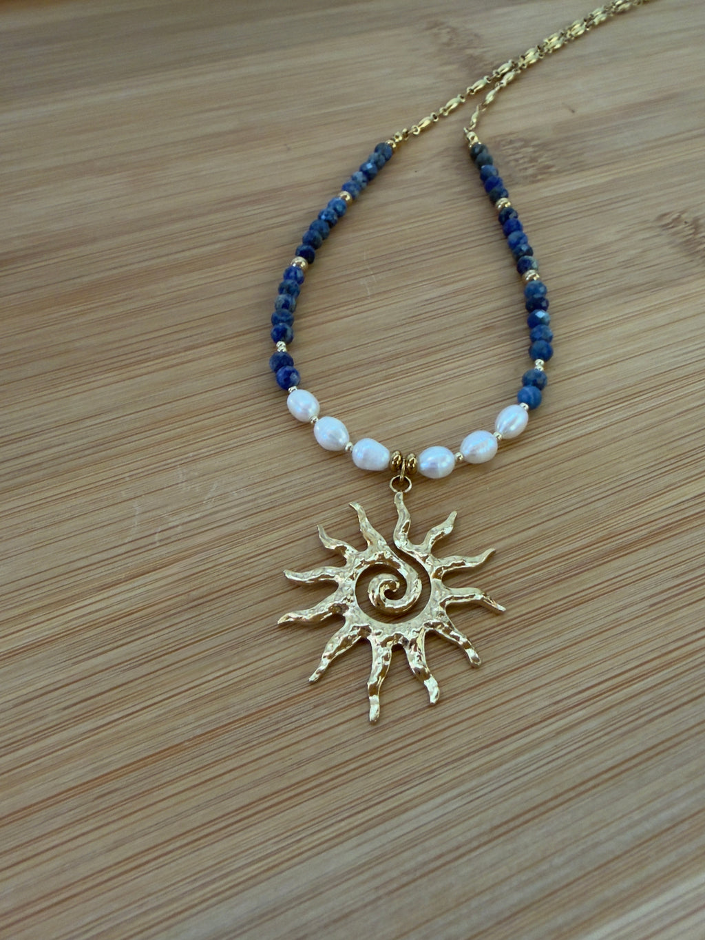Collier Solea– Perles d’eau douce & Lapis-Lazuli- chaîne en acier inoxydable