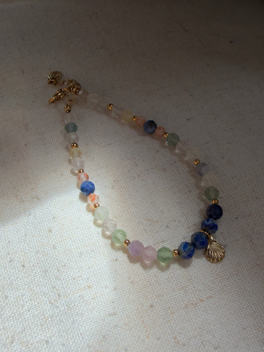 Bracelet en pierres naturelles fluorite, lapis lazuli et pierre du soleil avec pendentif coquillage – Océa