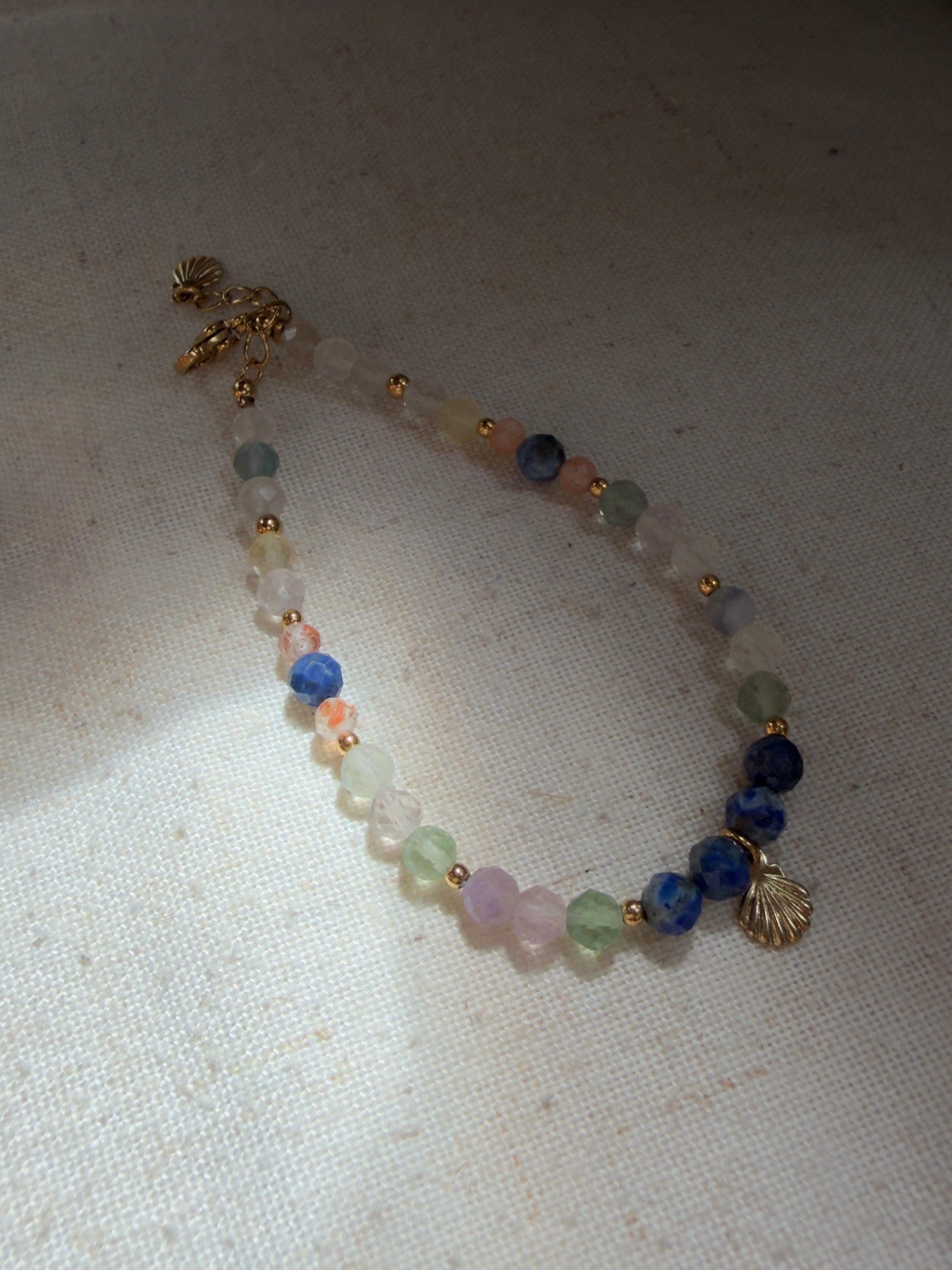 Bracelet en pierres naturelles fluorite, lapis lazuli et pierre du soleil avec pendentif coquillage – Océa