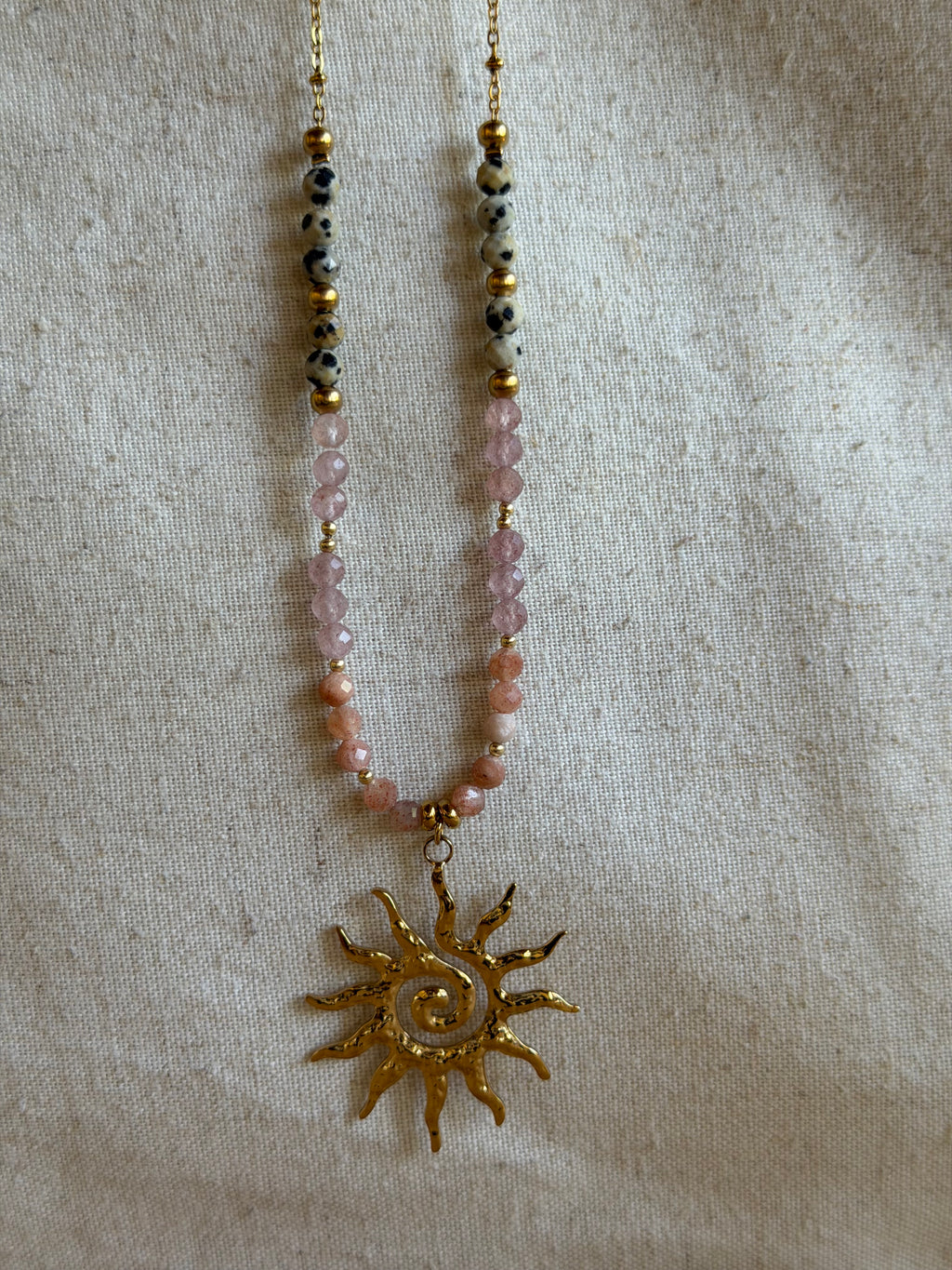✨ Collier Solaire Pierre du Soleil, Quartz Fraise & Jaspe Dalmatien – Acier Inoxydable
