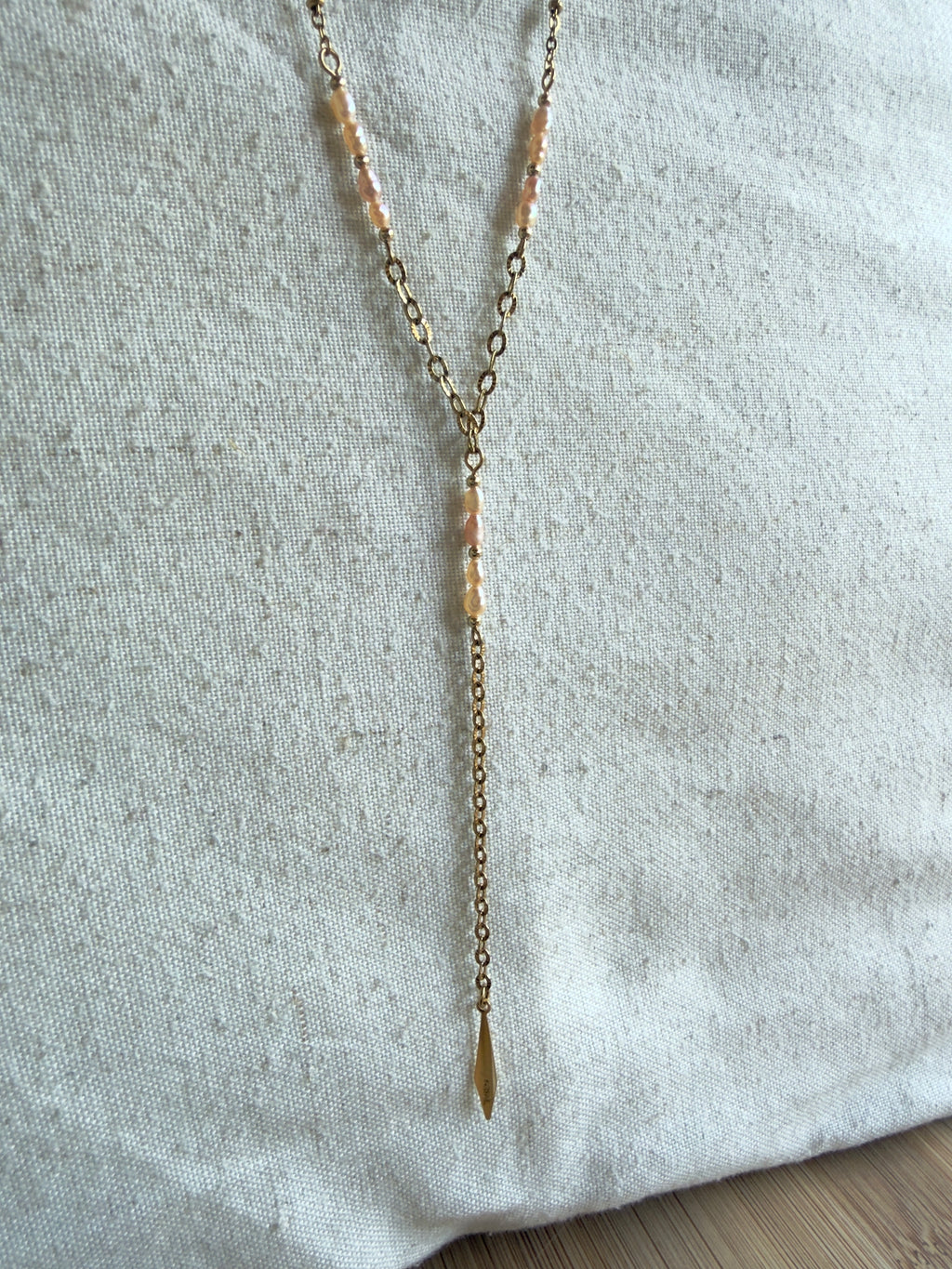 Collier doré Riviera avec perles d’eau douce crème/orangée et pendentif acier inoxydable – Séréna