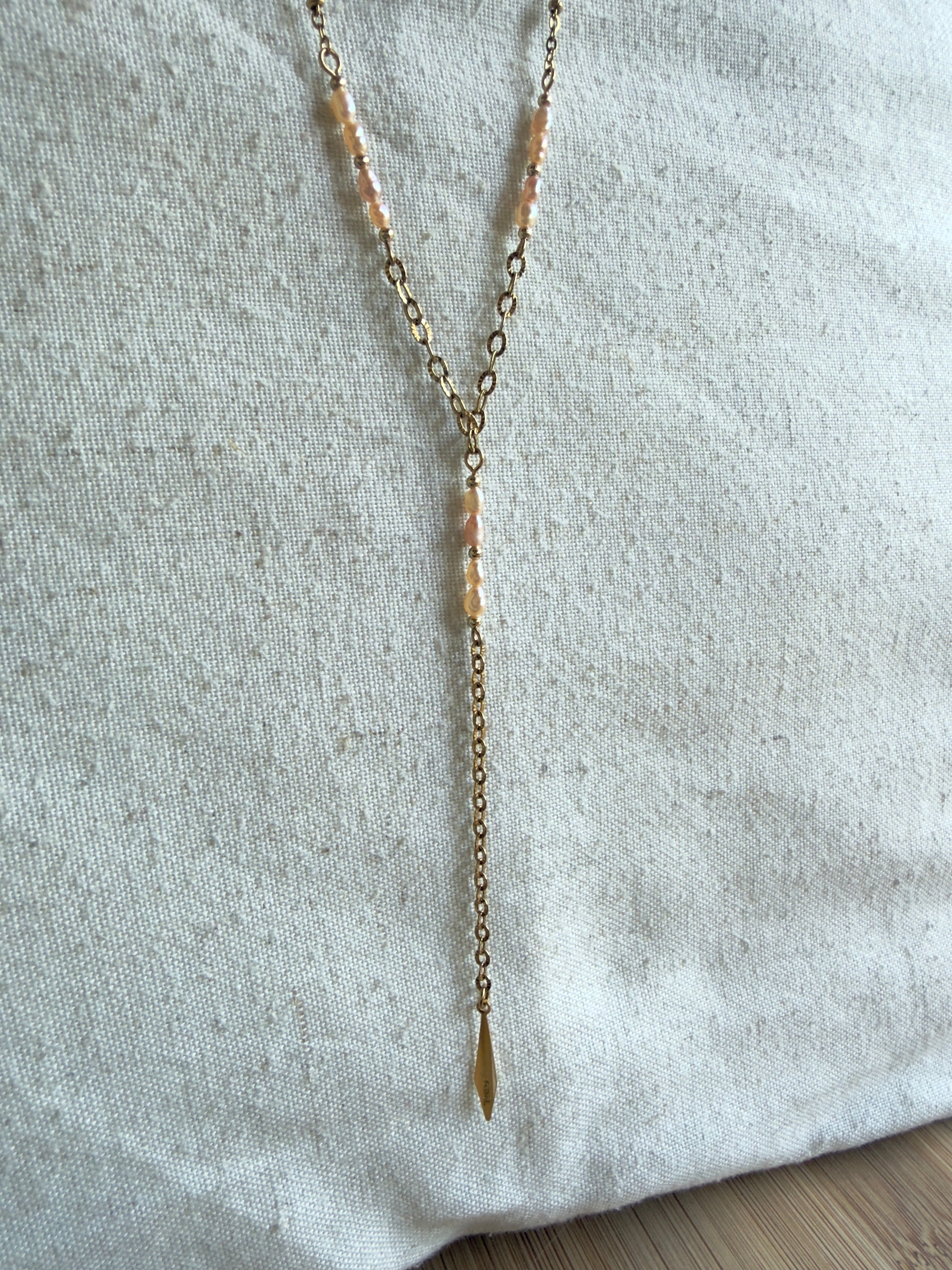 Collier doré Riviera avec perles d’eau douce crème/orangée et pendentif acier inoxydable – Séréna