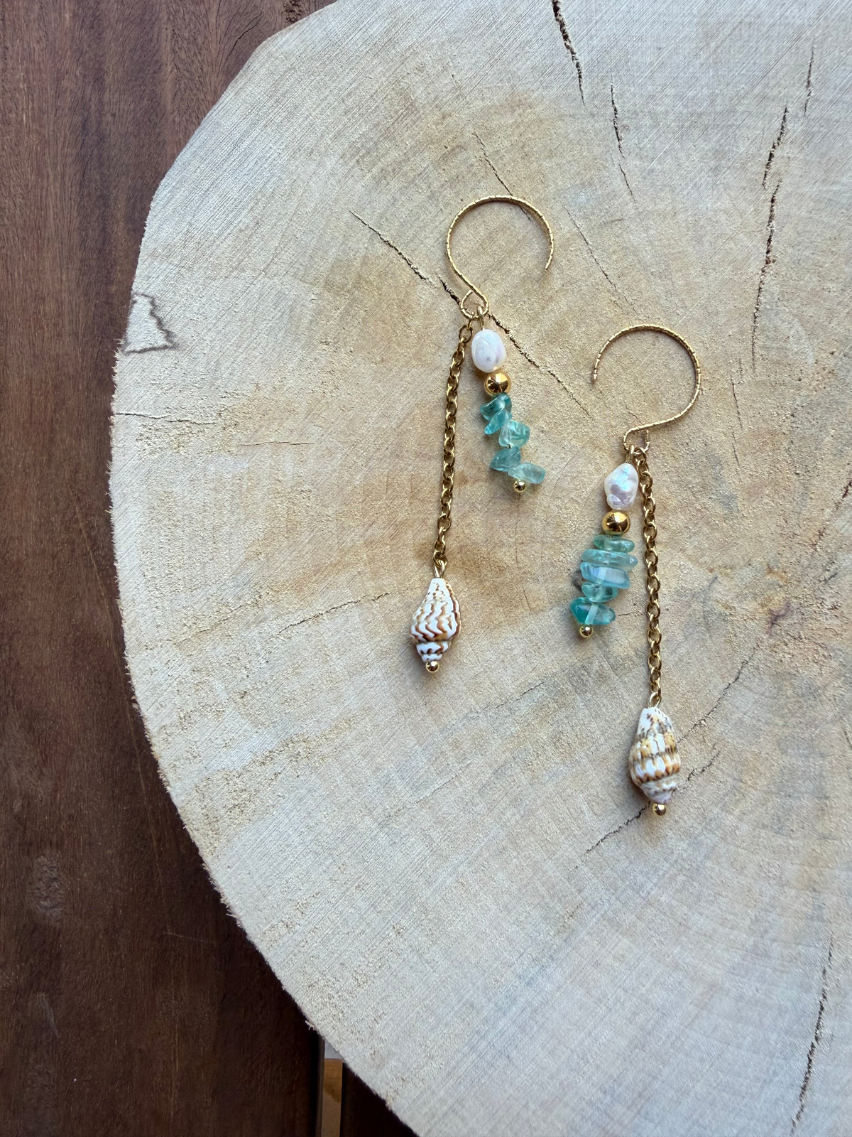 Boucles d’Oreilles Apatite Bleue, Perle d’Eau Douce & Coquillage