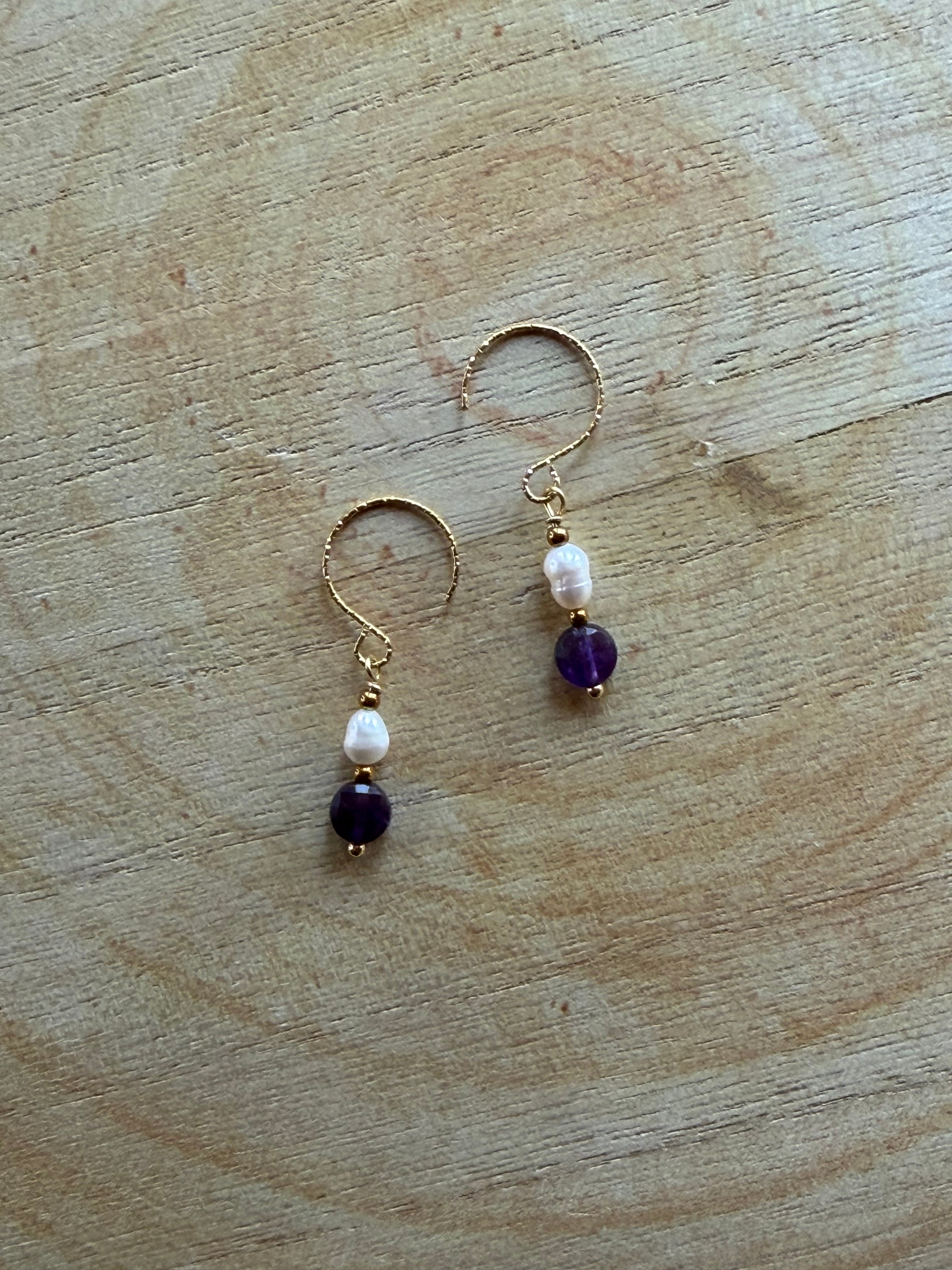 Boucles d’oreilles Améthyste, Hématite Dorée & Perle d’Eau Douce