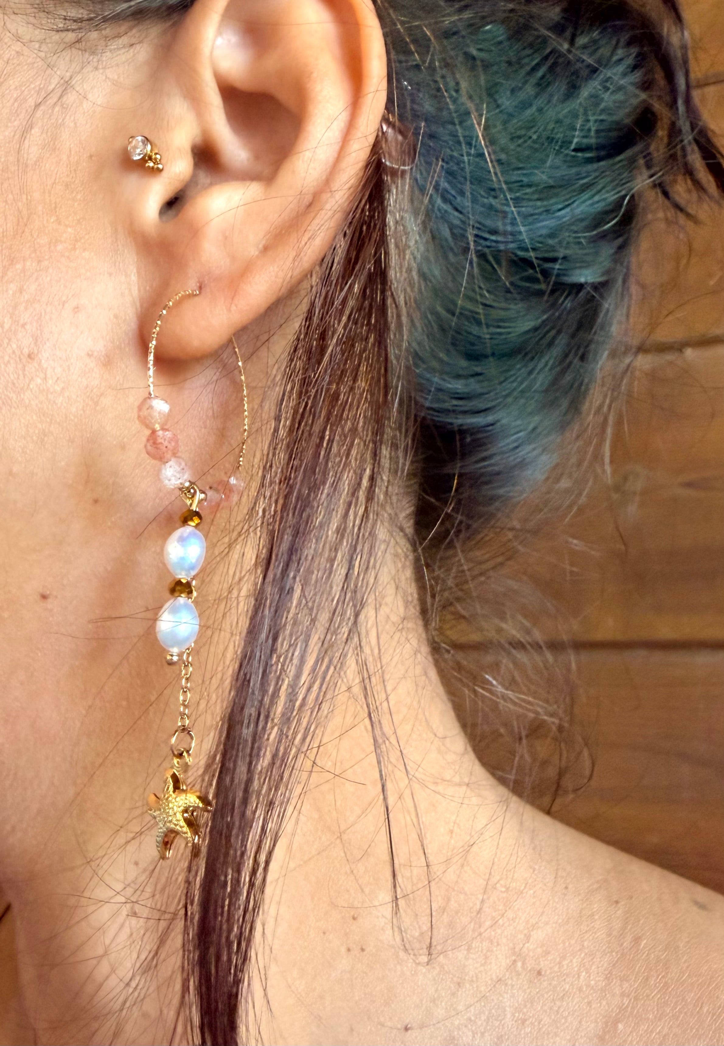 Boucles d’oreilles Soléa – Pierre du soleil, perle d’eau douce et acier inoxydable