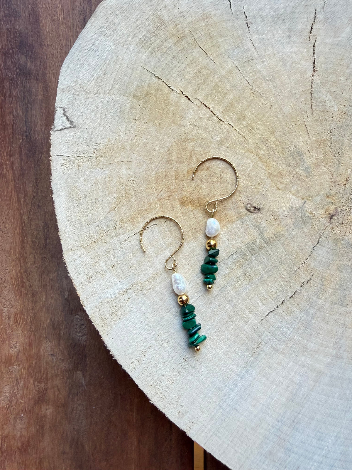 Boucles d’Oreilles Malachite, Perle d’Eau Douce & Hématite Dorée
