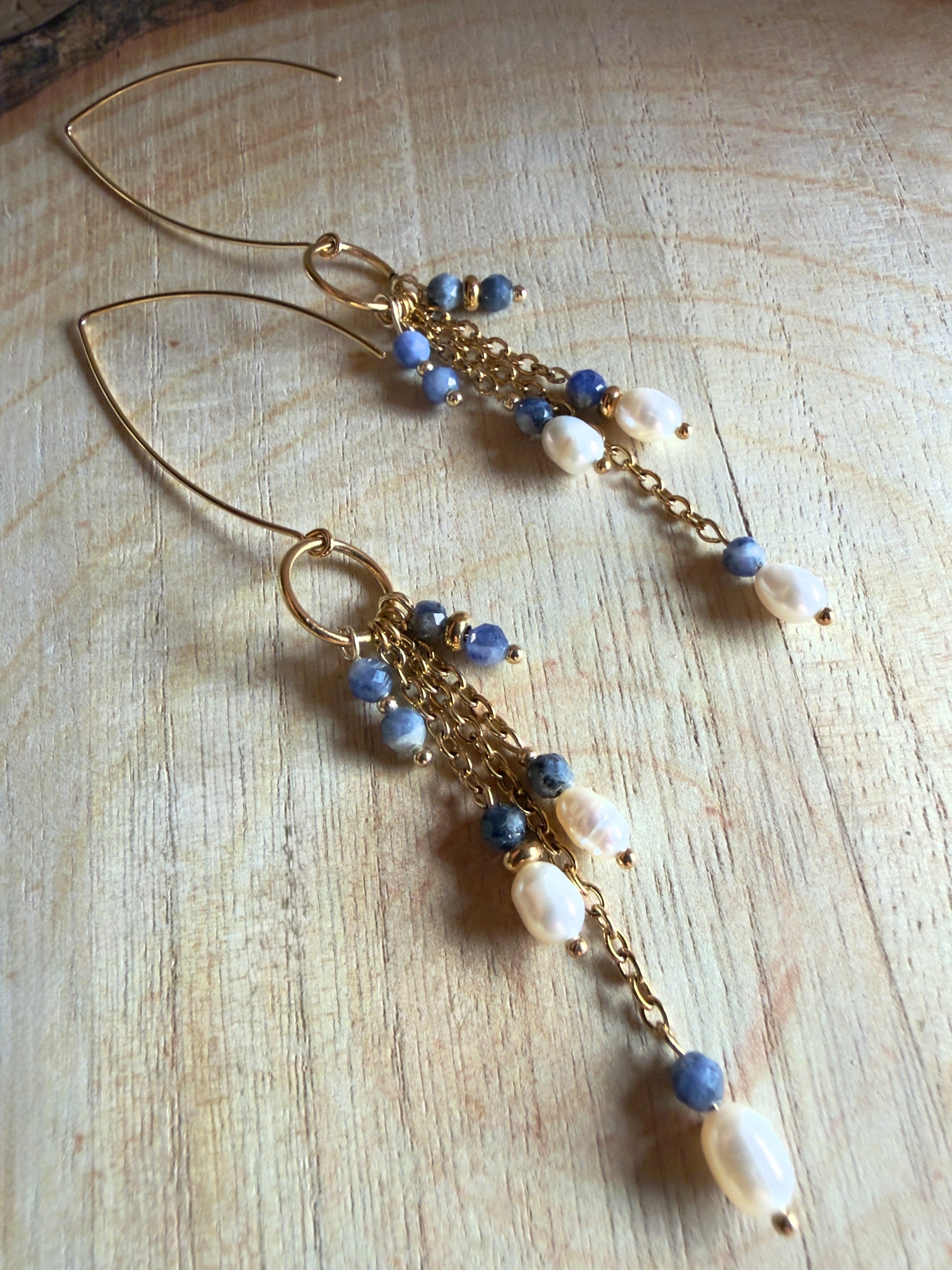 Boucles d’oreilles Nyla – Sodalite et perles d’eau douce