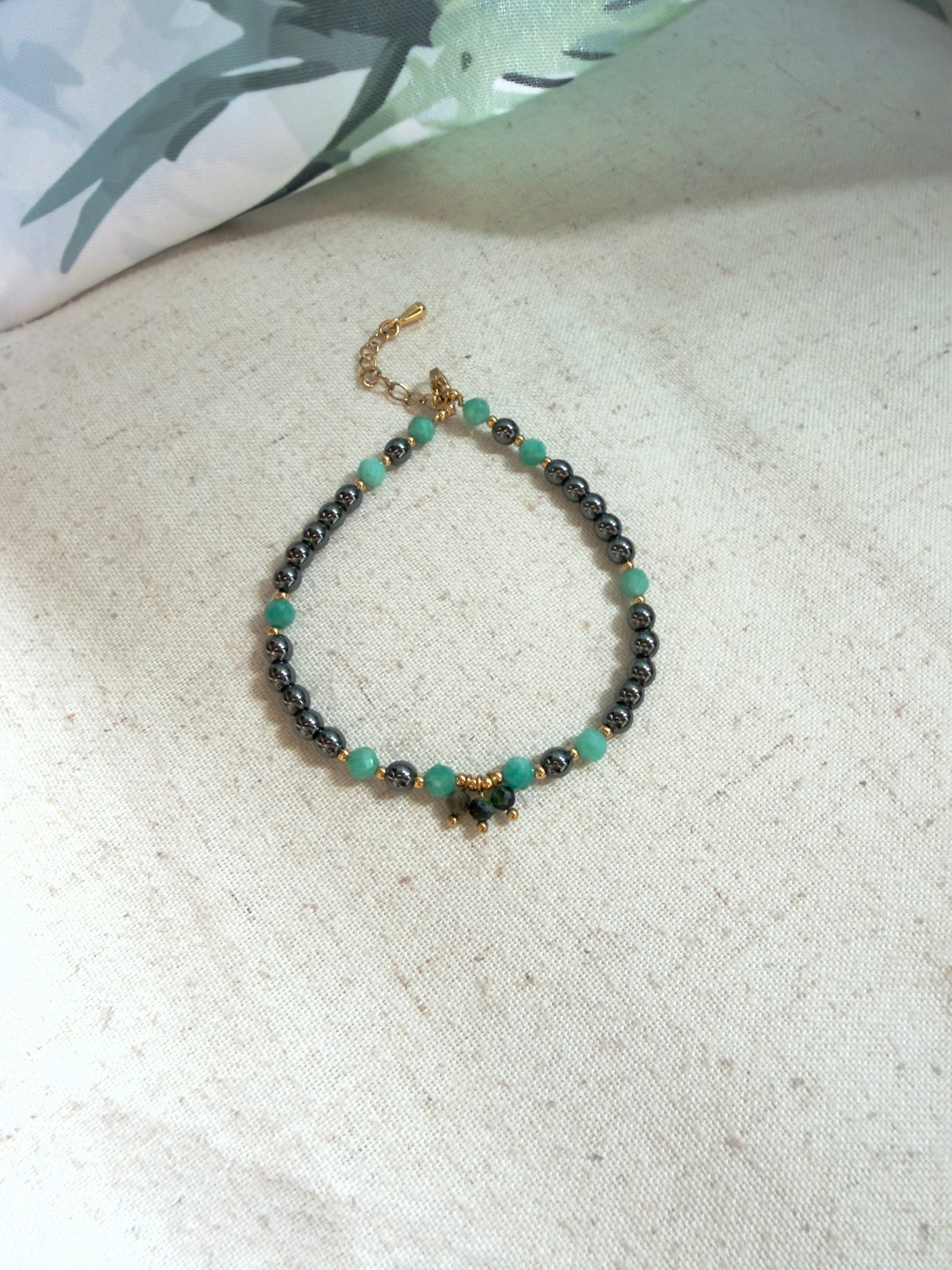 Bracelet en pierres naturelles hématite et amazonite avec breloque en turquoise africaine – Léona