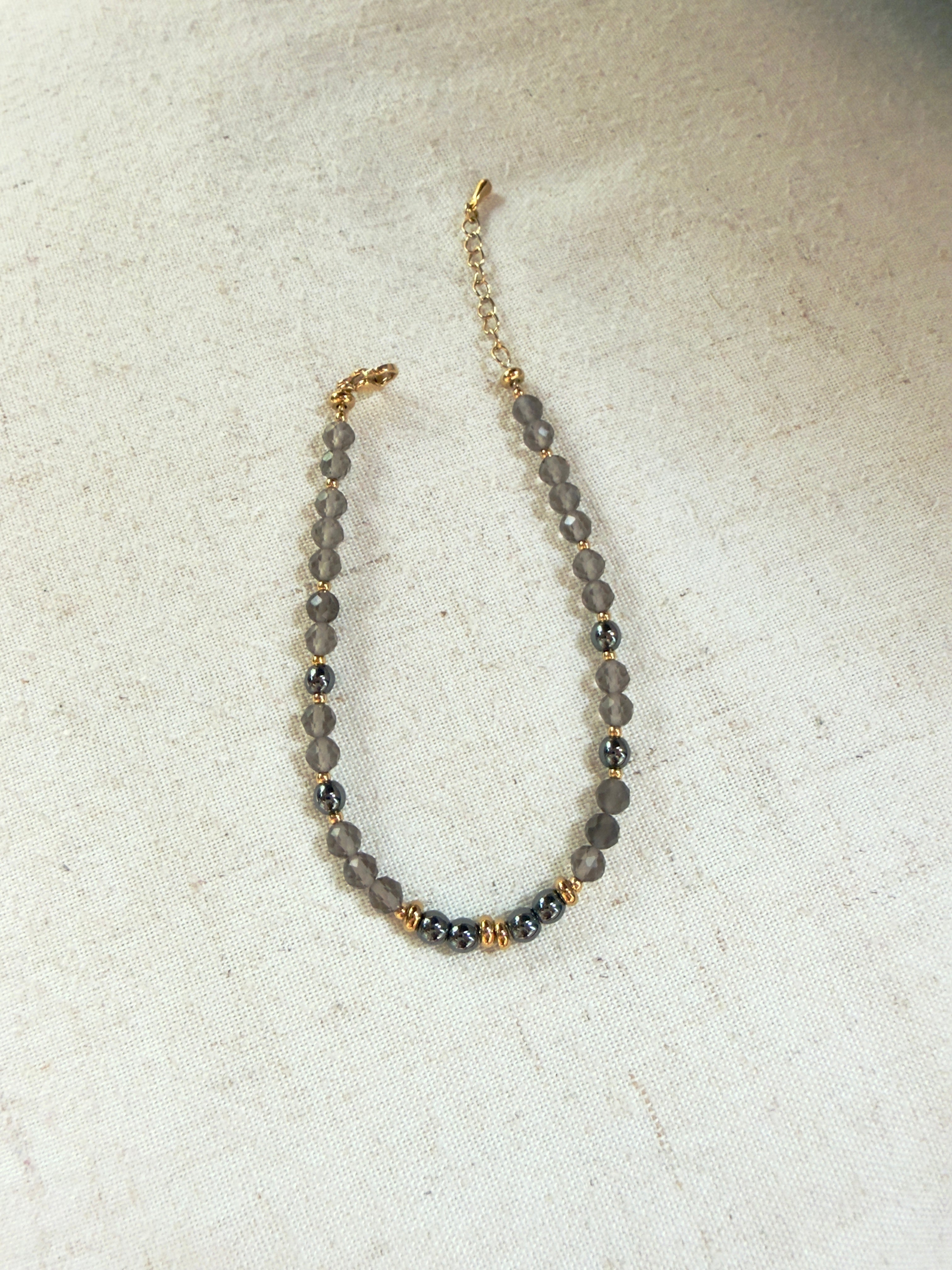Bracelet en pierres naturelles hématite et quartz fumé avec perles dorées en acier inoxydable – Naya