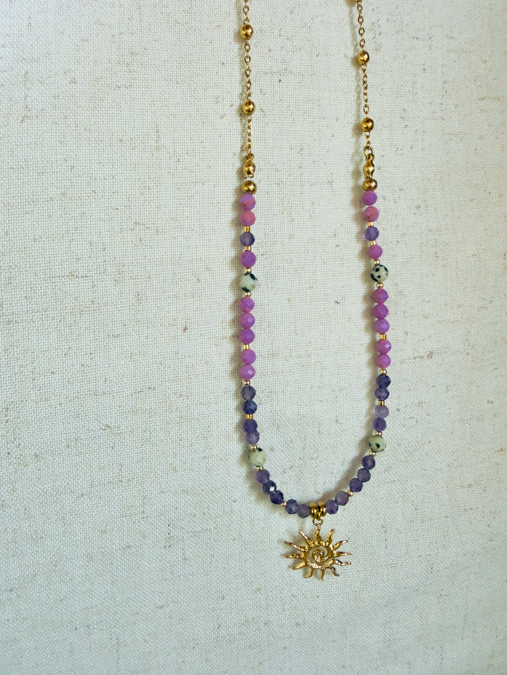 Collier Aura Solaire – Améthyste, phosphosidérite et jaspe dalmatien