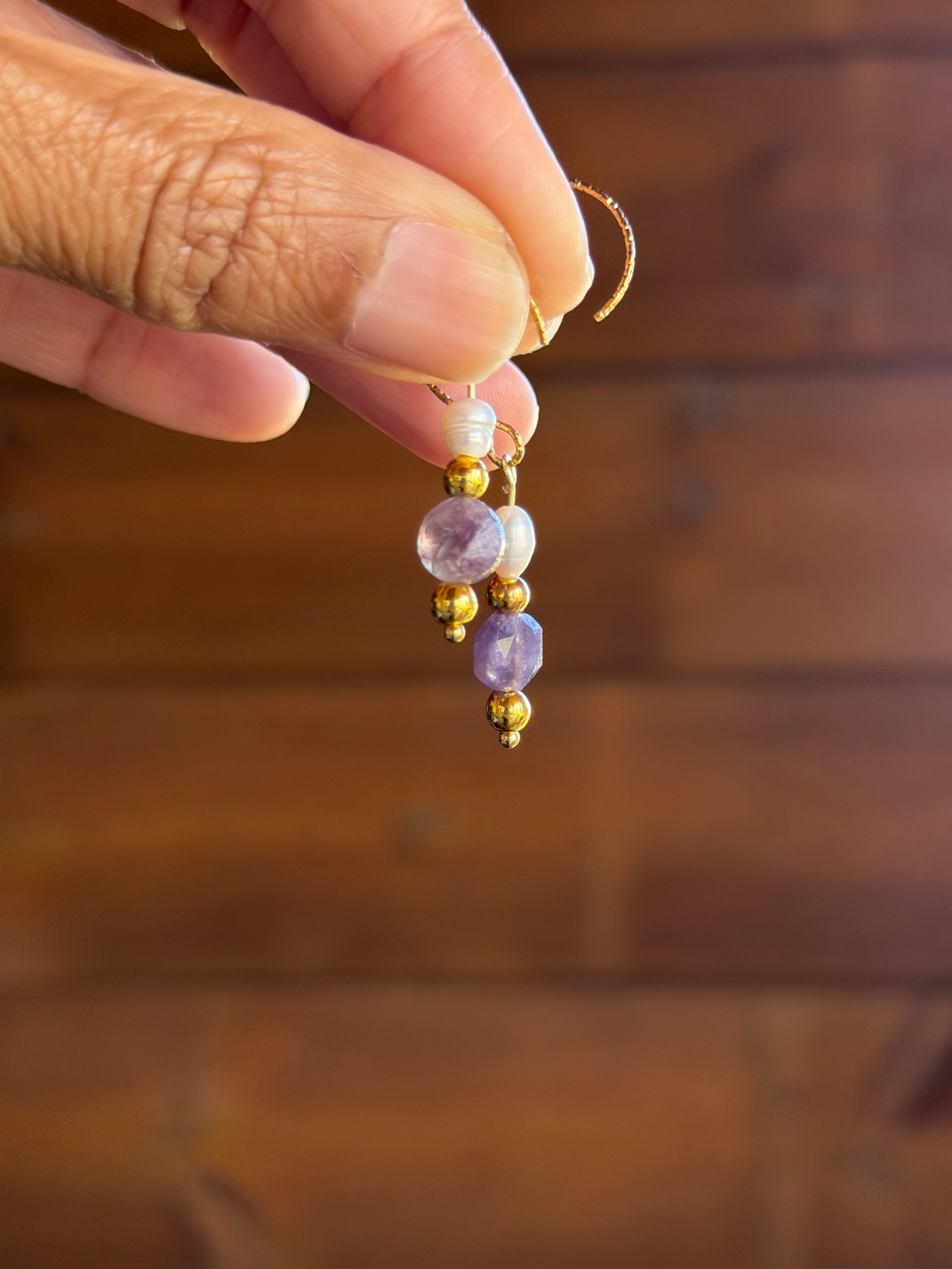 Boucles d’oreilles Tourmaline Fleur de Prunier, Hématite Dorée & Perle d’Eau Douce