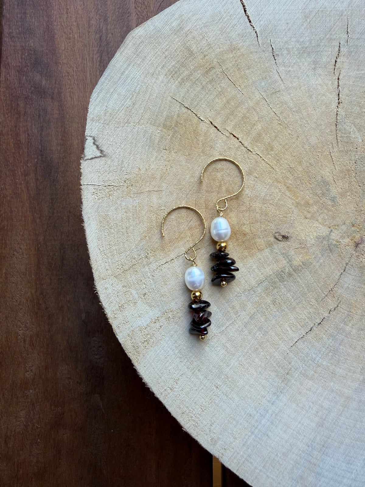 Boucles d’Oreilles Grenat, Perle d’Eau Douce & Hématite Dorée