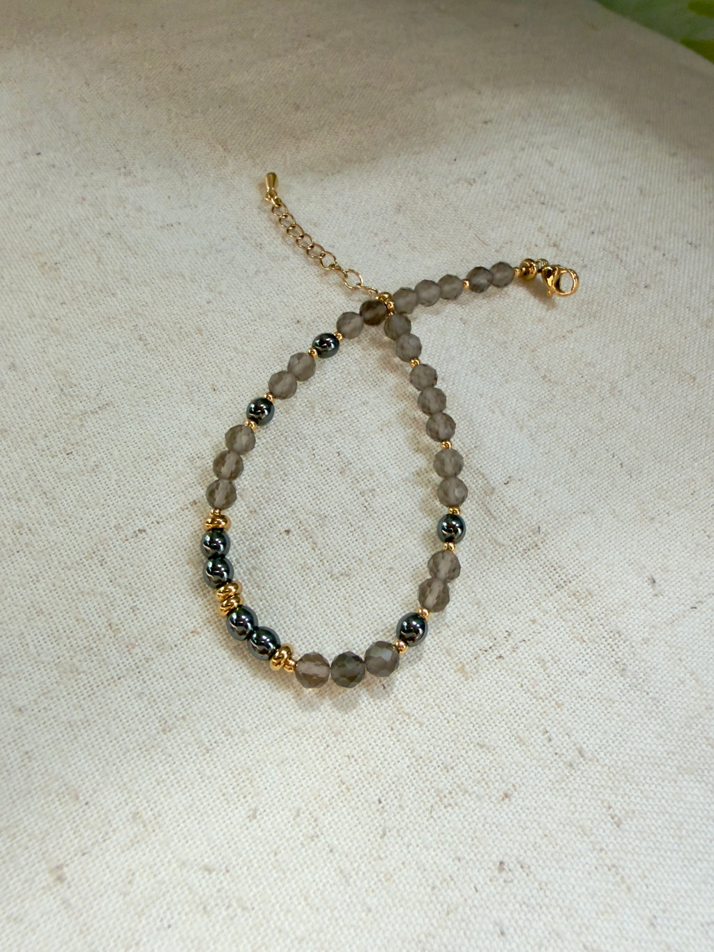 Bracelet en pierres naturelles hématite et quartz fumé avec perles dorées en acier inoxydable – Naya