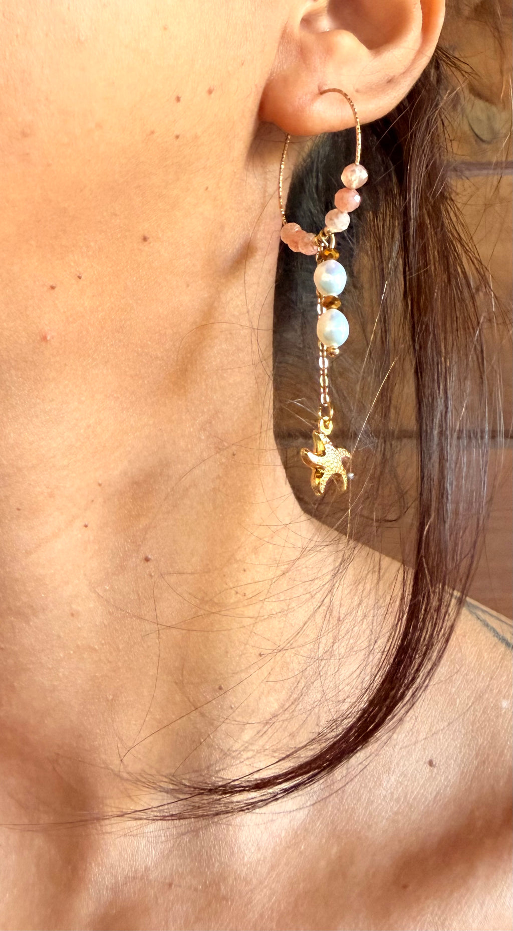 Boucles d’oreilles Soléa – Pierre du soleil, perle d’eau douce et acier inoxydable