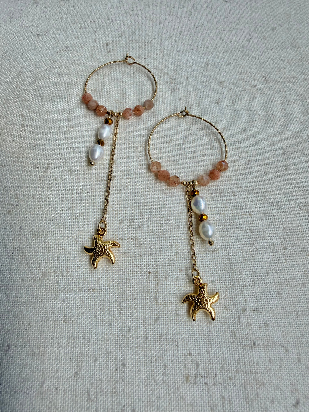 Boucles d’oreilles Soléa – Pierre du soleil, perle d’eau douce et acier inoxydable