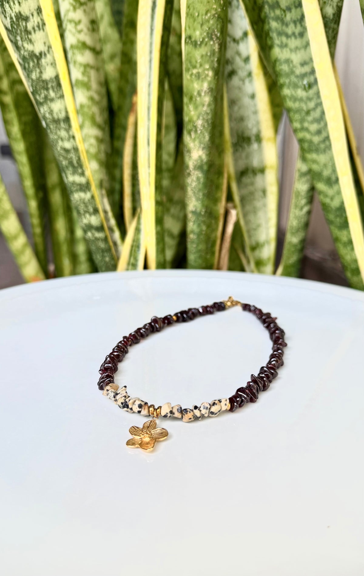 Collier Grenat & Jaspe Dalmatien – Mini Fleur