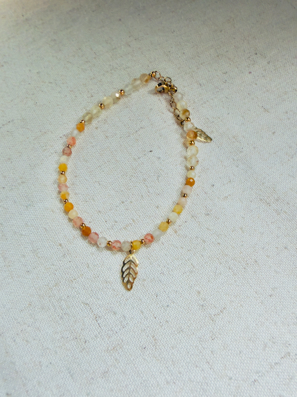 Bracelet en pierres naturelles citrine, pierre du soleil et aventurine jaune avec breloque feuille en acier – Aurélia