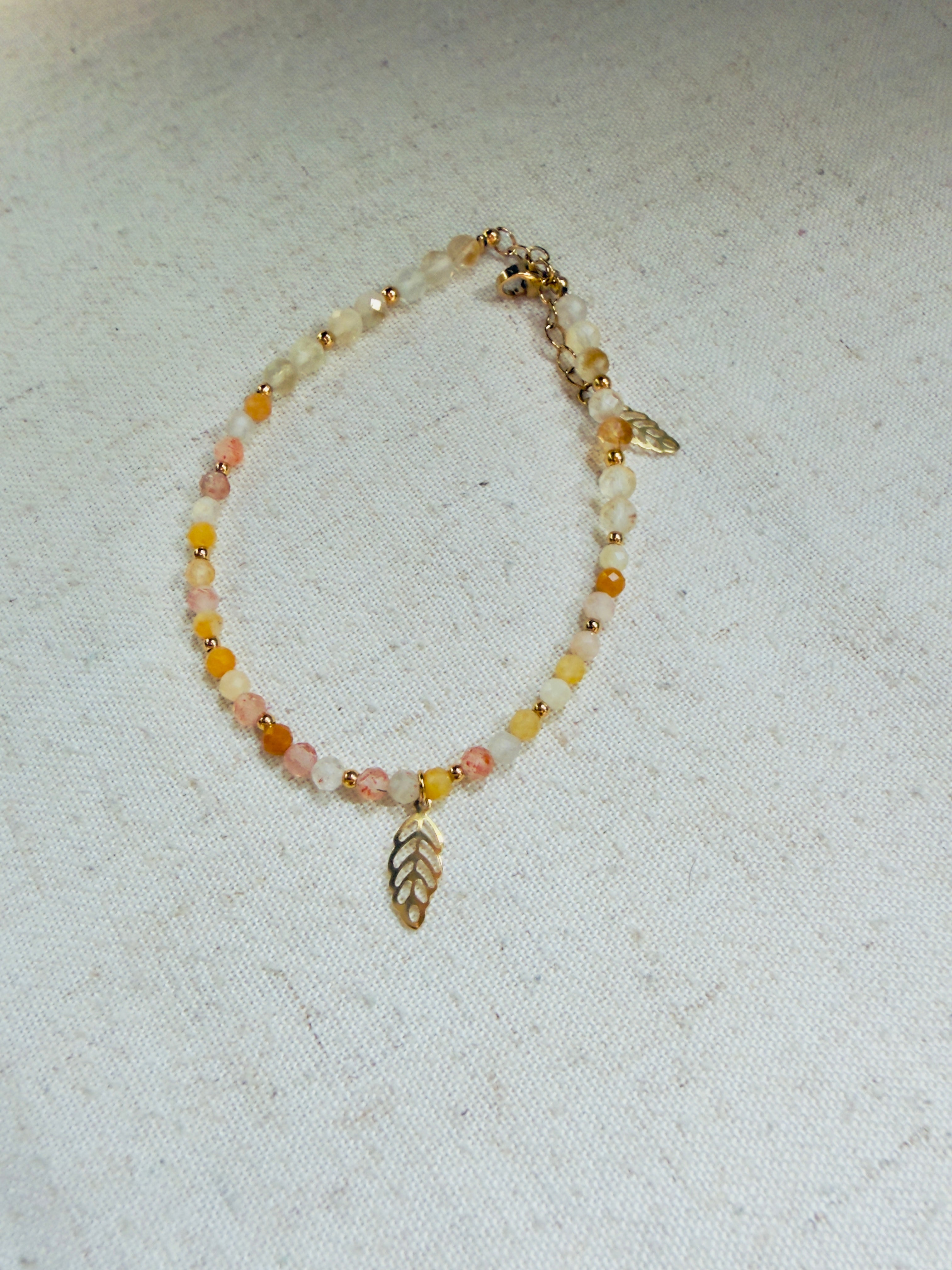 Bracelet en pierres naturelles citrine, pierre du soleil et aventurine jaune avec breloque feuille en acier – Aurélia