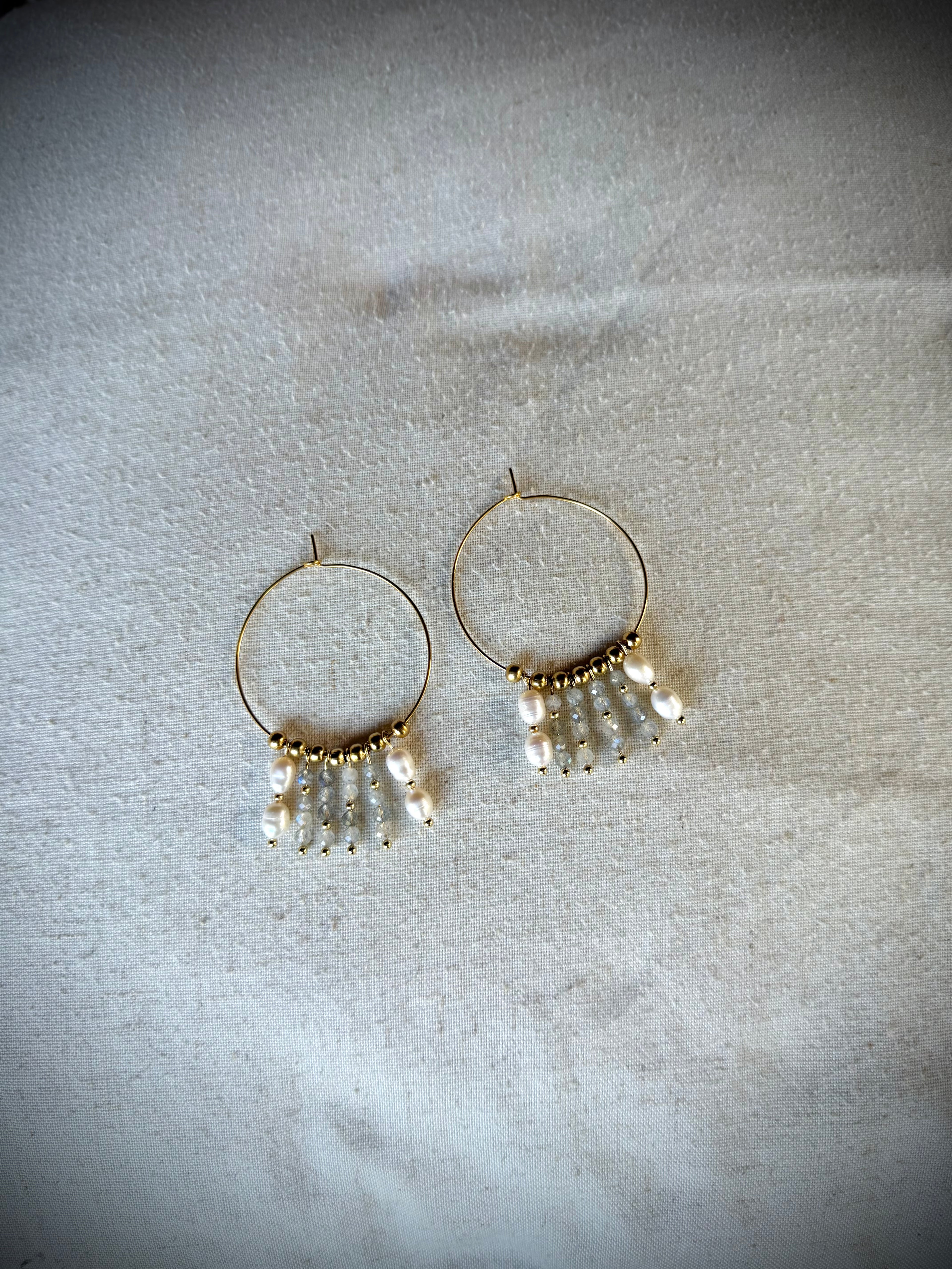 Boucles d’oreilles Lina – Perle d’eau douce et labradorite