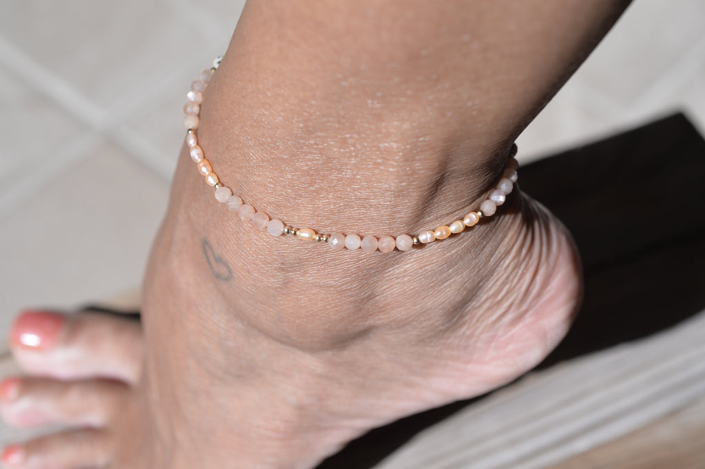 Chaîne de cheville Nora – Pierre de lune orange, jaspe dalmatien et perles d’eau douce