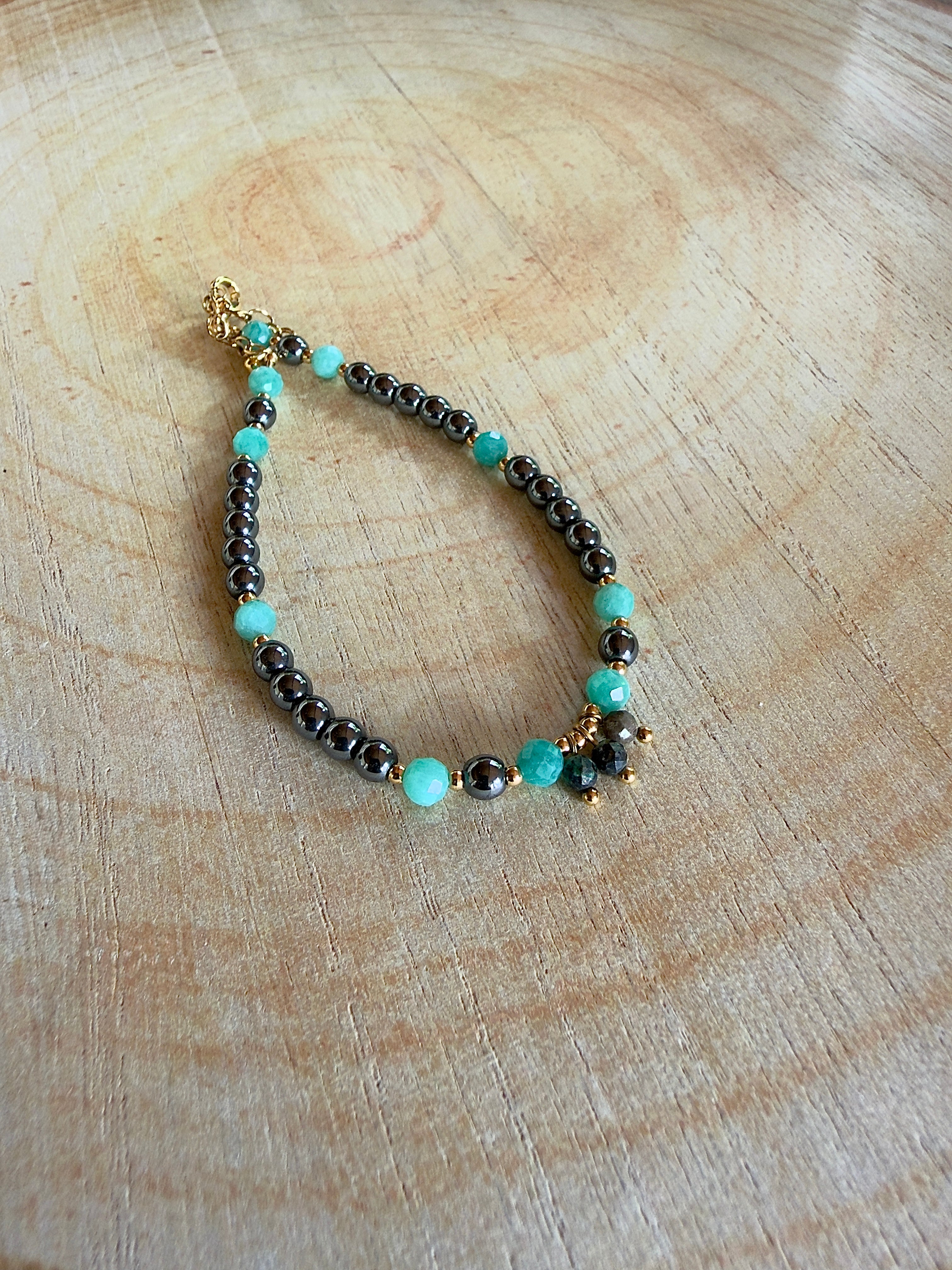 Bracelet en pierres naturelles hématite et amazonite avec breloque en turquoise africaine – Léona
