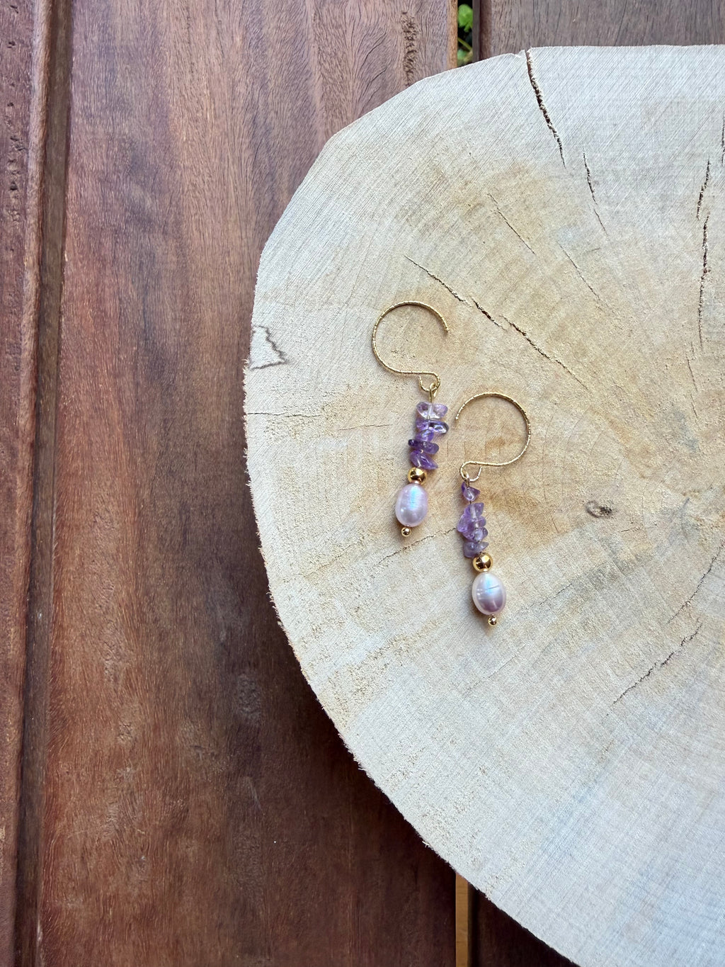 Boucles d’Oreilles Améthyste, Perle d’Eau Douce & Hématite Dorée
