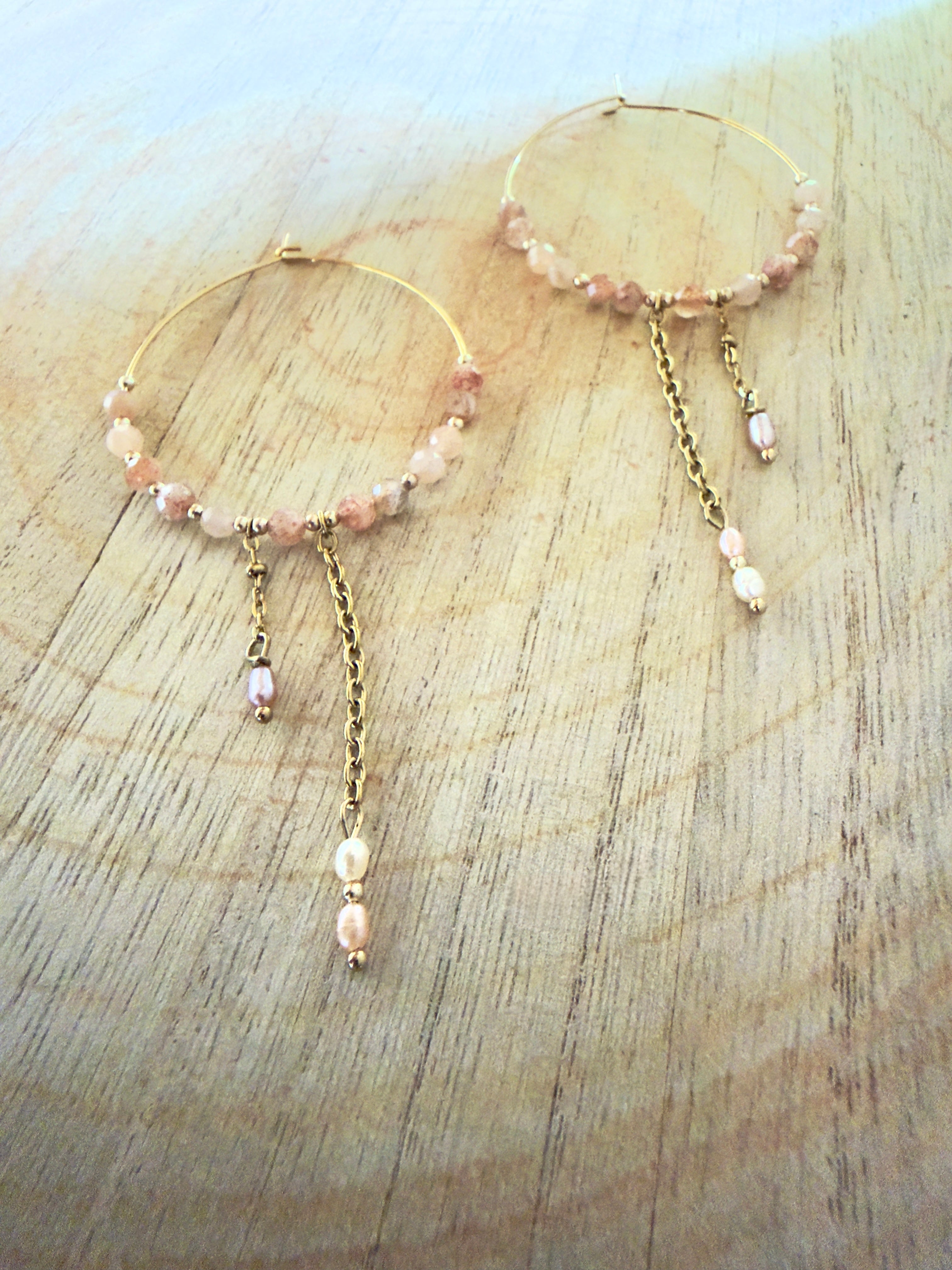 Boucles d’oreilles Solia – Pierre du soleil, pierre de lune orange et perles d’eau douce