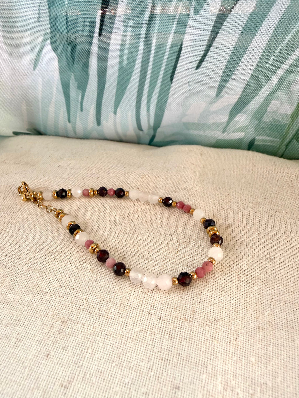 Bracelet en pierres naturelles quartz rose, grenat et rhodonite – Élia