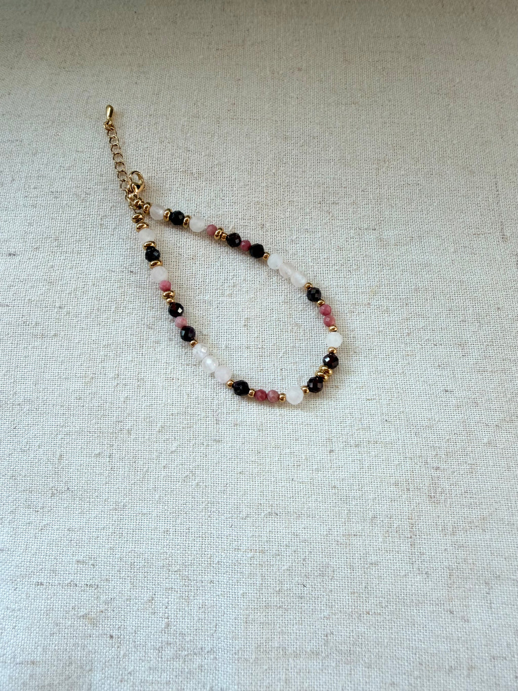 Bracelet en pierres naturelles quartz rose, grenat et rhodonite – Élia